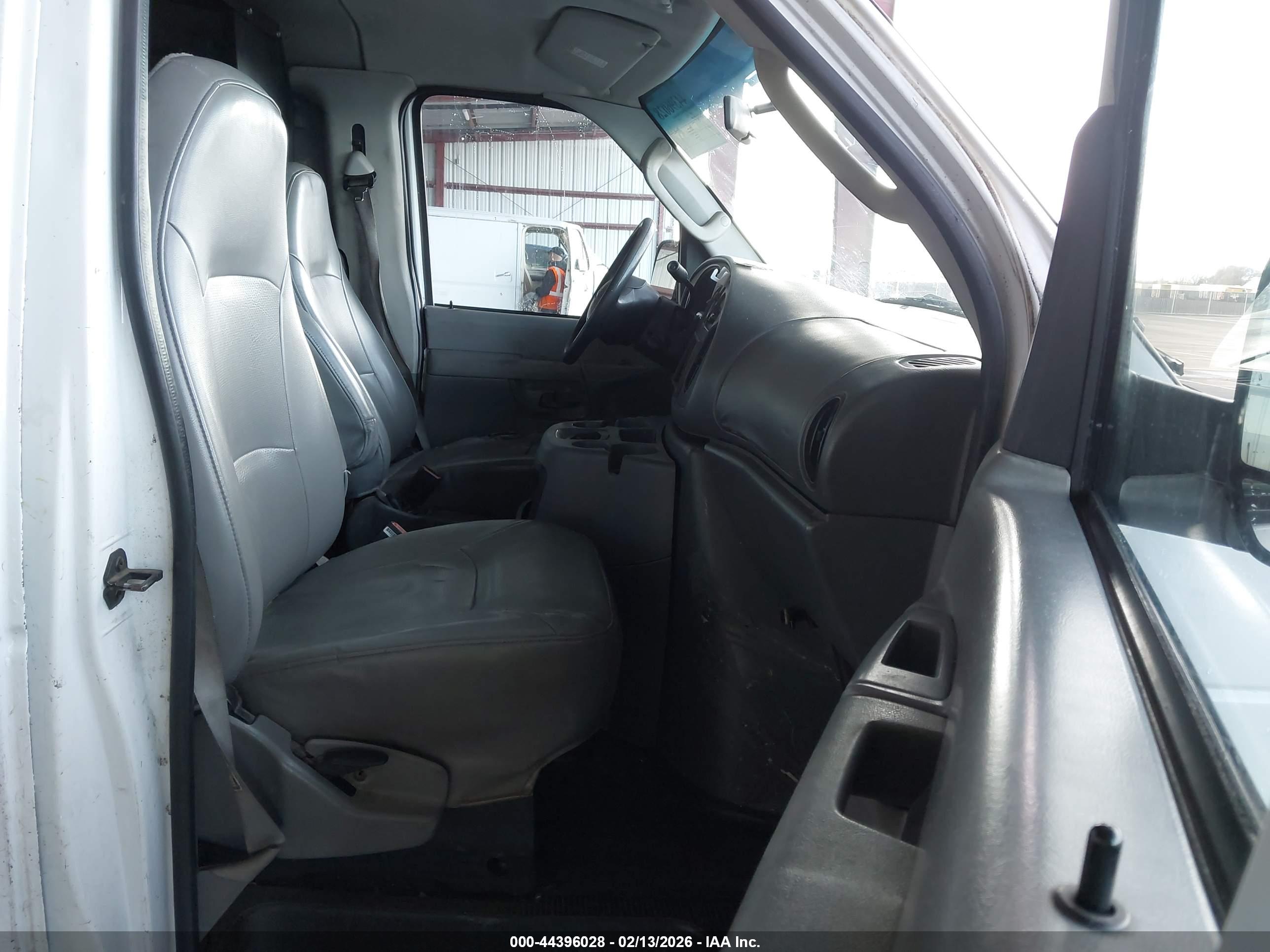 FORD E-150 image 5