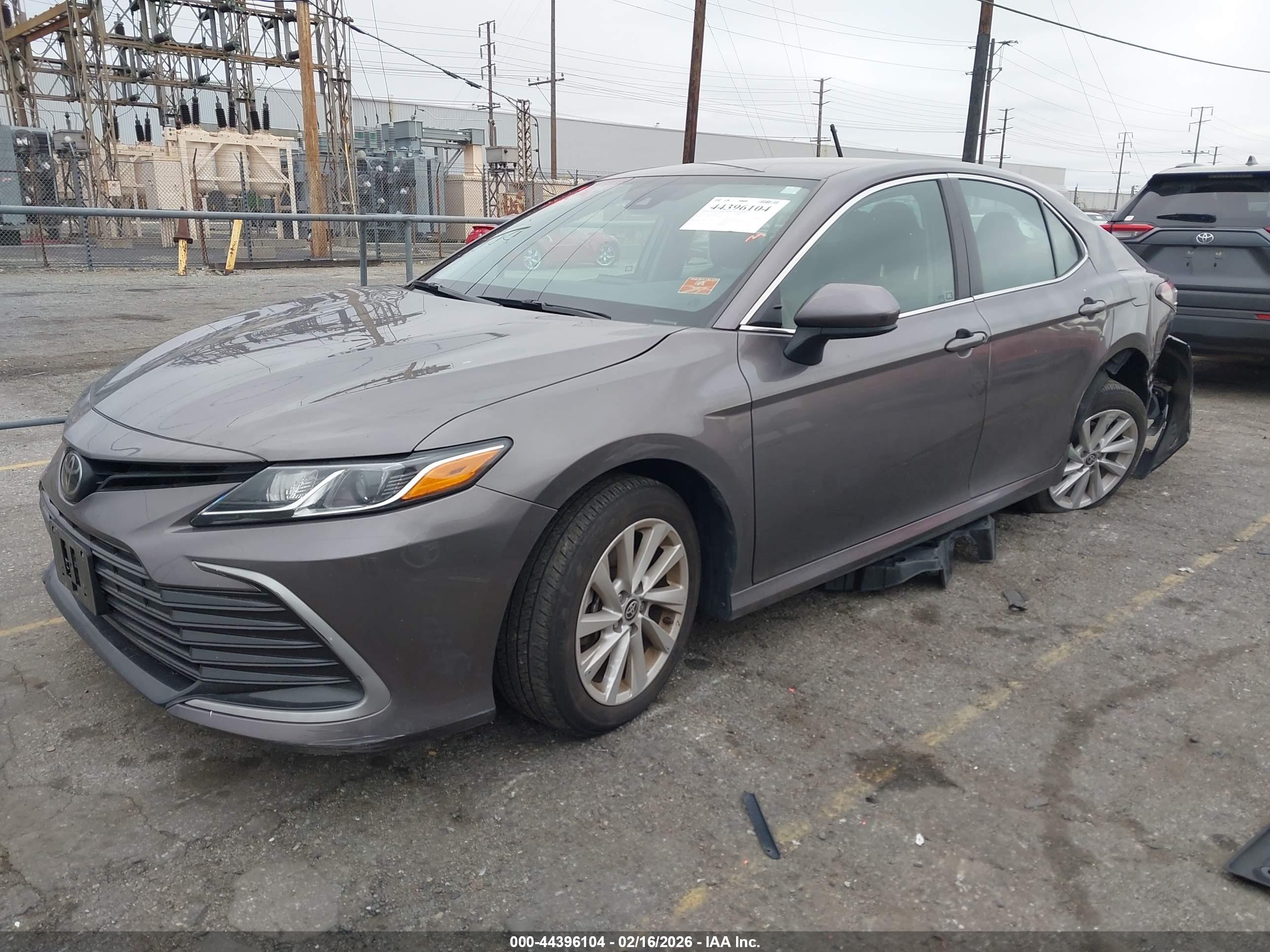 TOYOTA CAMRY image 2