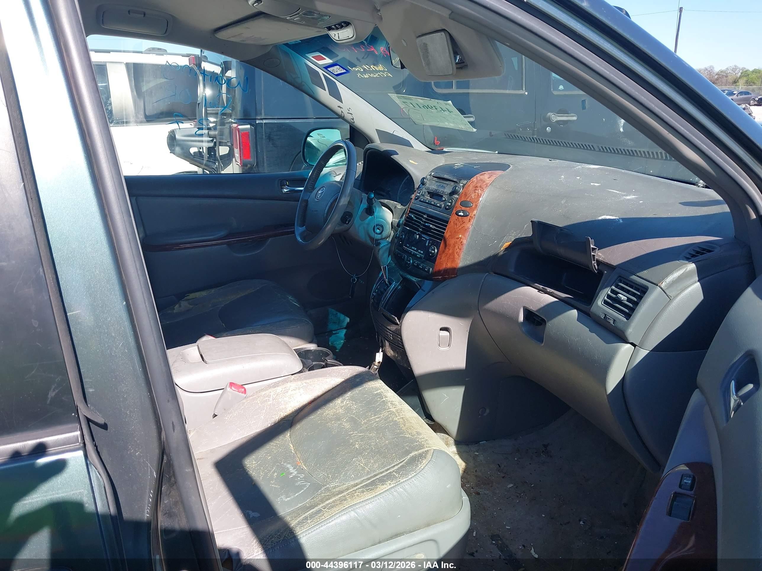 TOYOTA SIENNA image 5