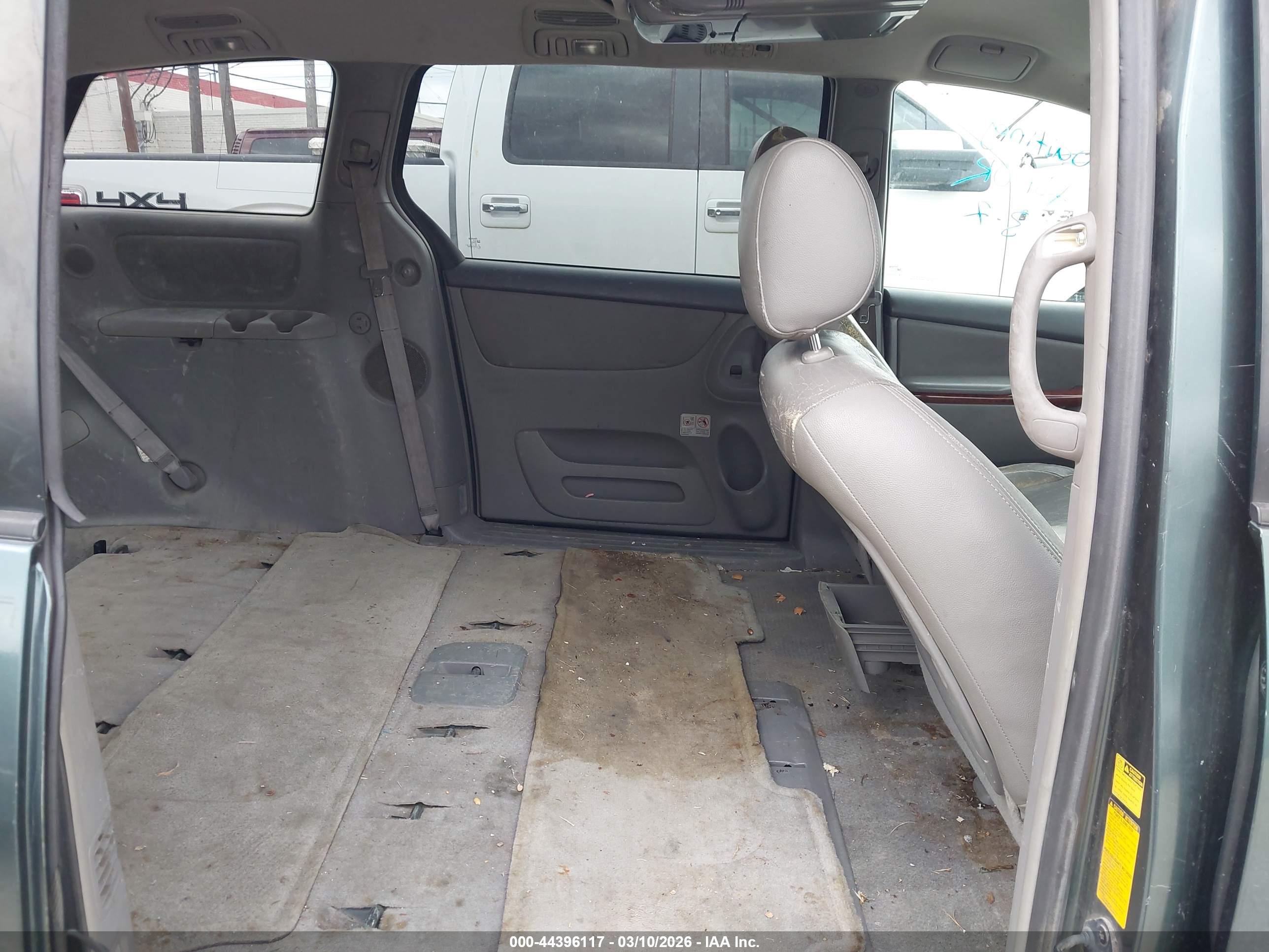 TOYOTA SIENNA image 8