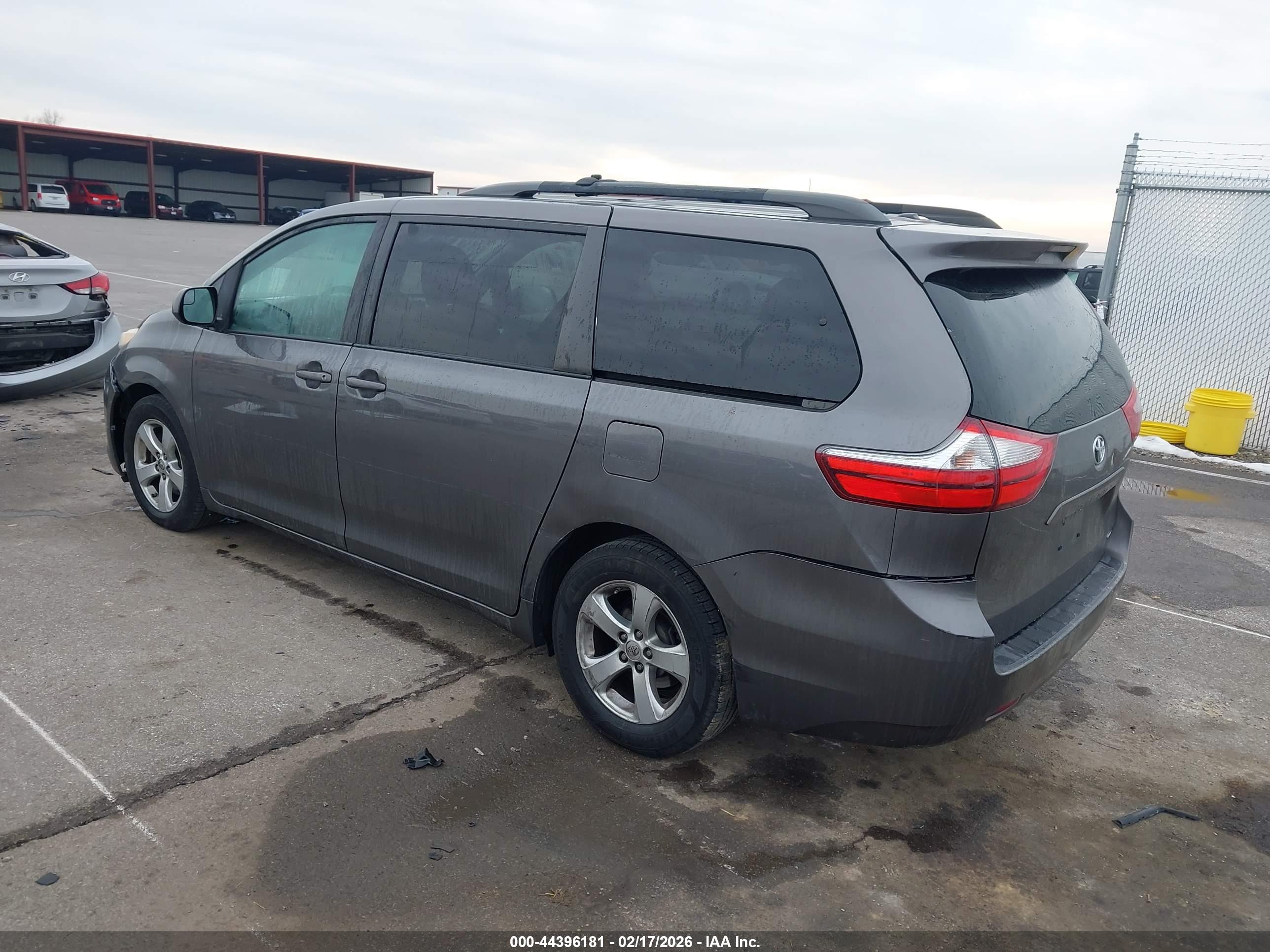 TOYOTA SIENNA image 3