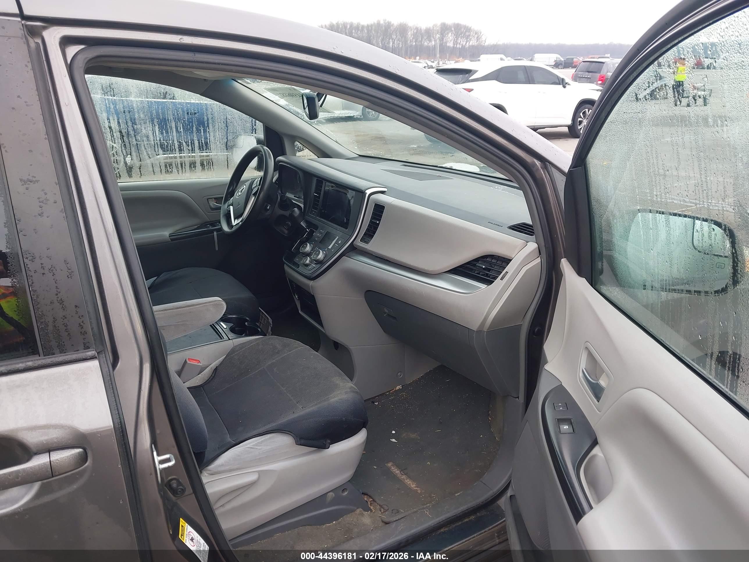 TOYOTA SIENNA image 5