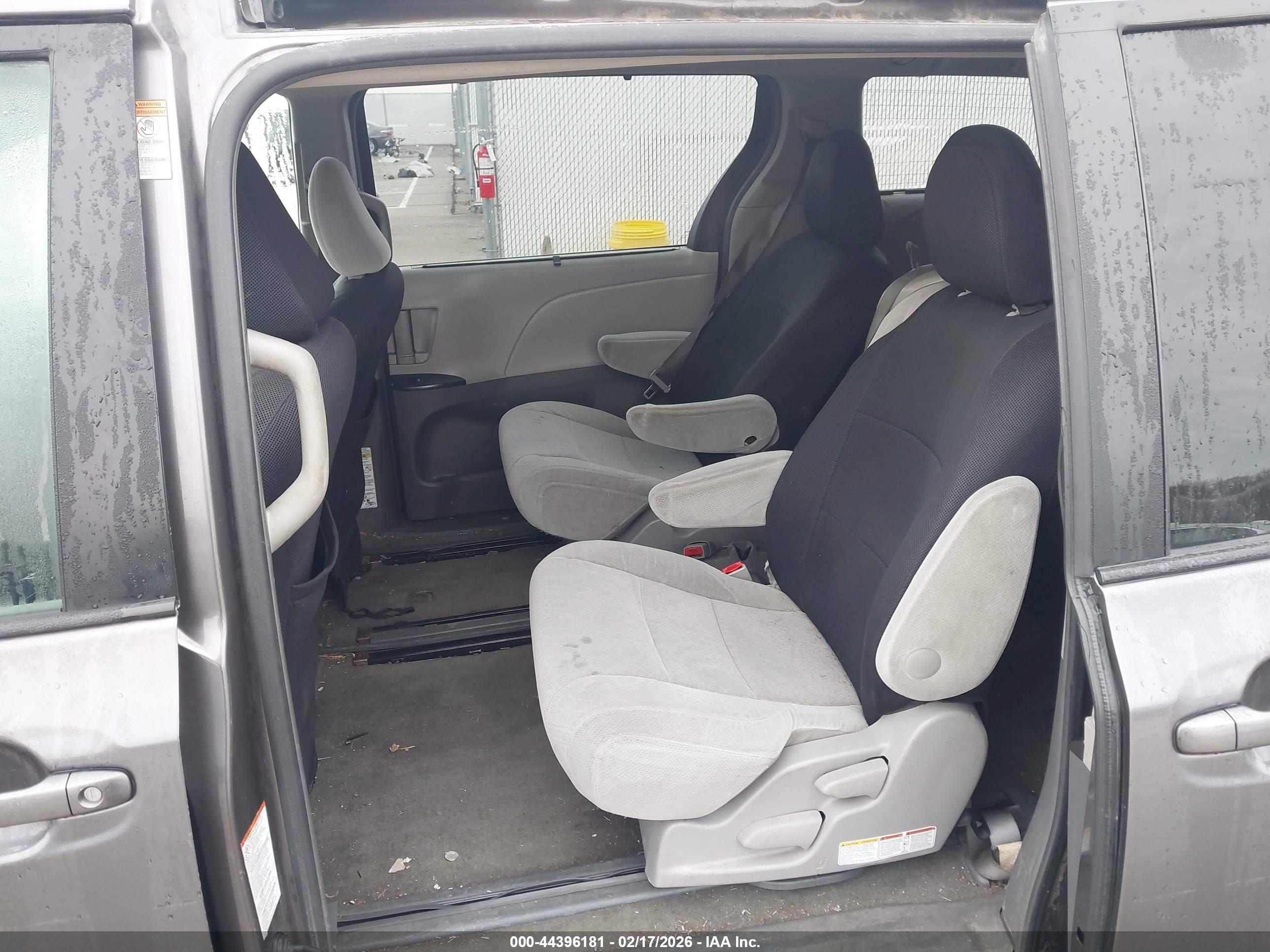 TOYOTA SIENNA image 8