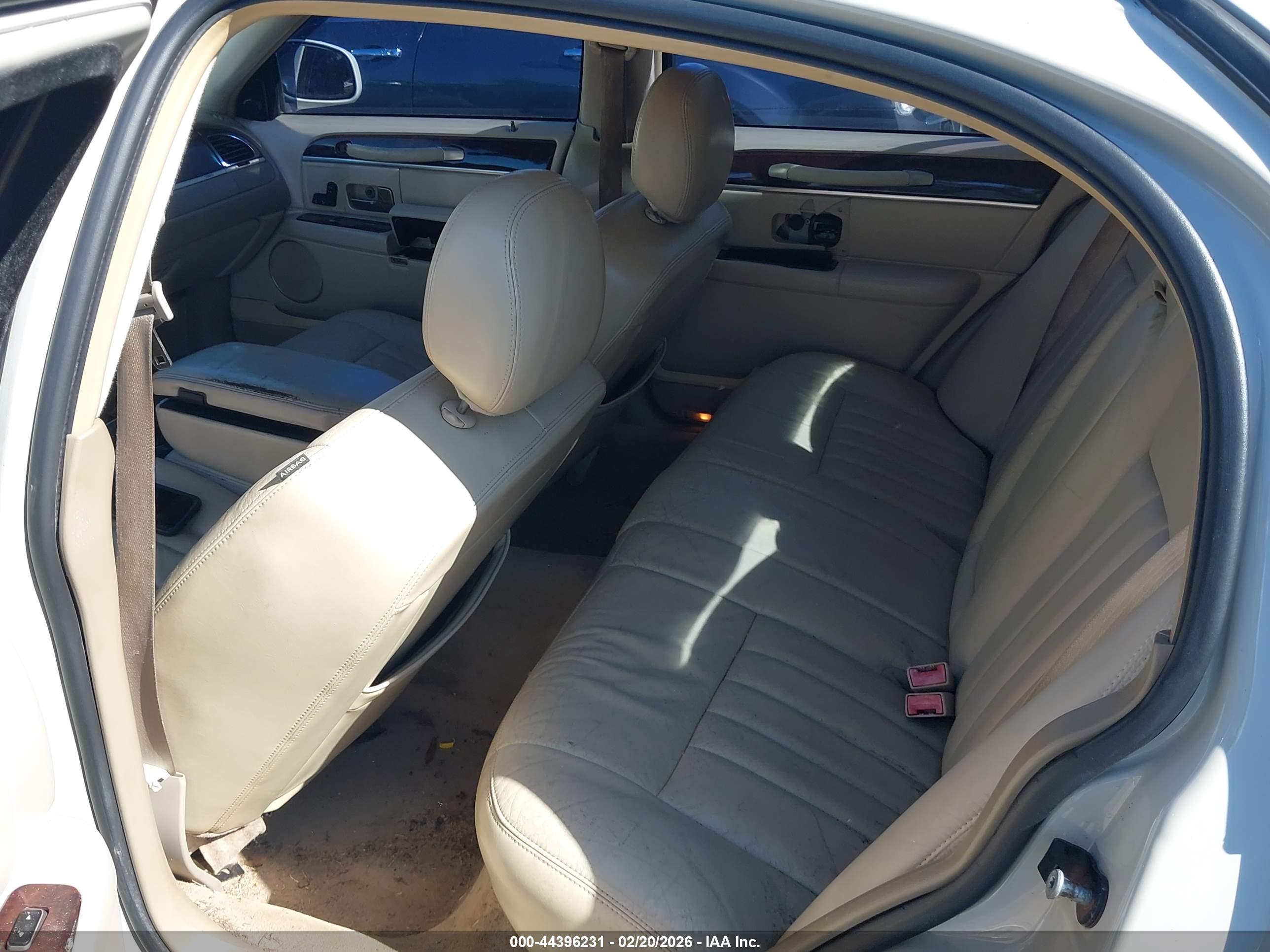 LINCOLN TOWN image 8