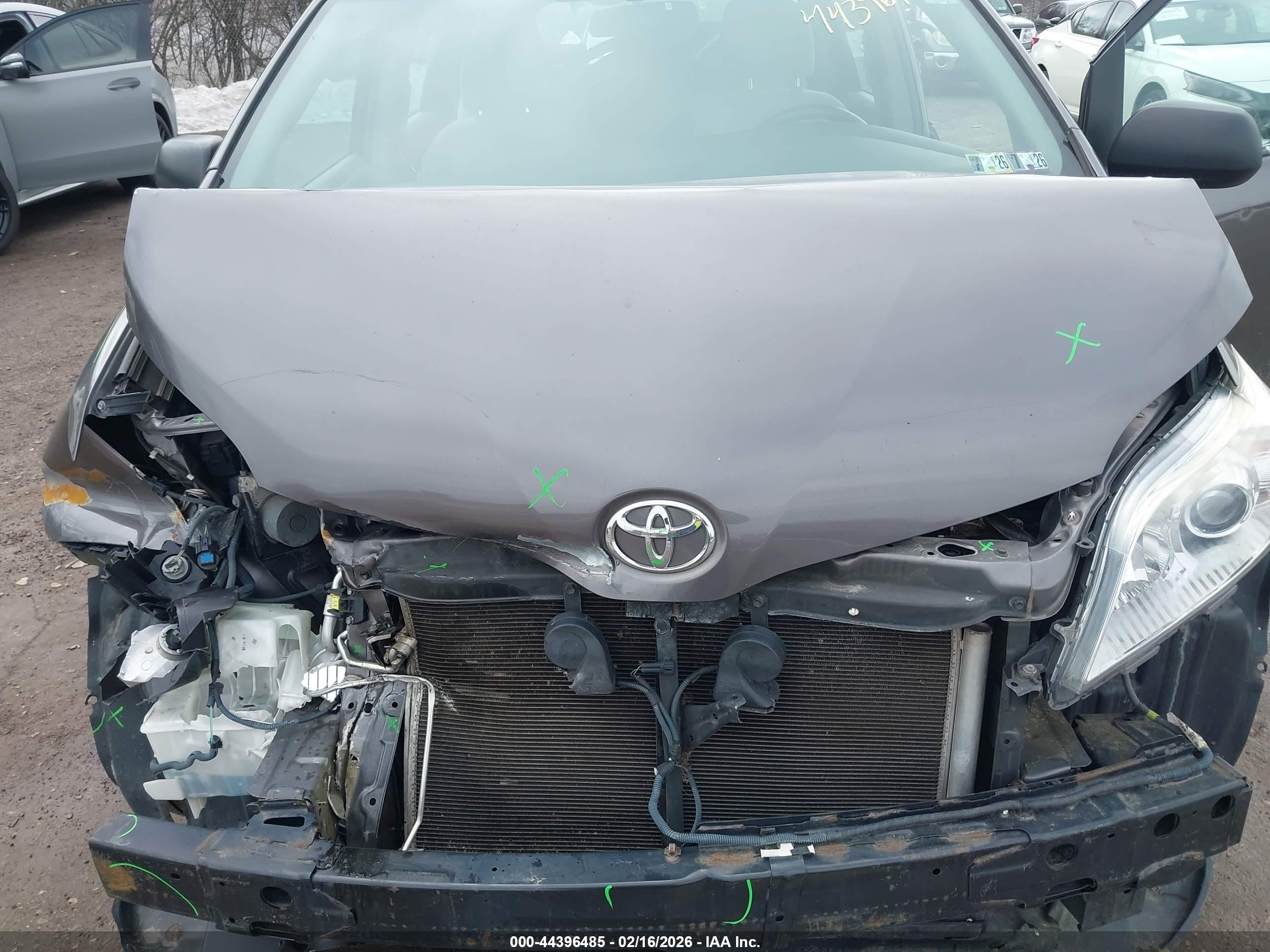TOYOTA SIENNA image 10