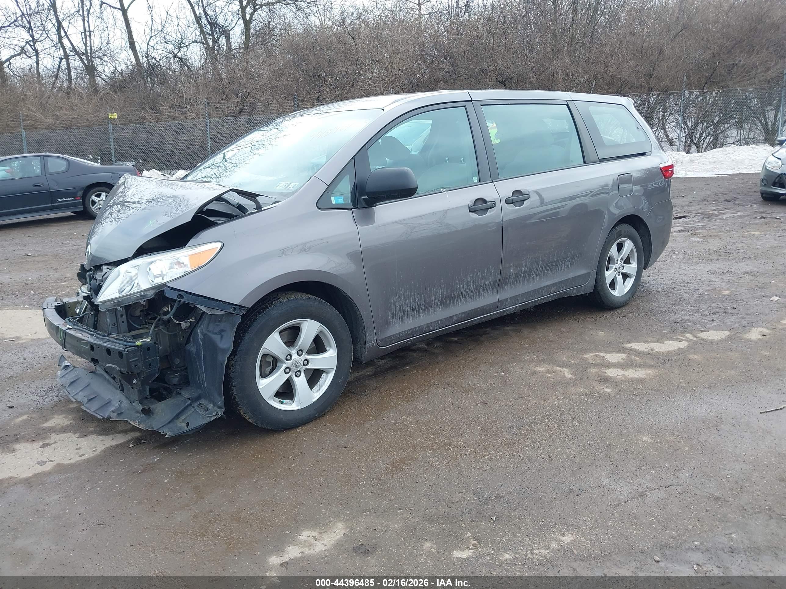 TOYOTA SIENNA image 2