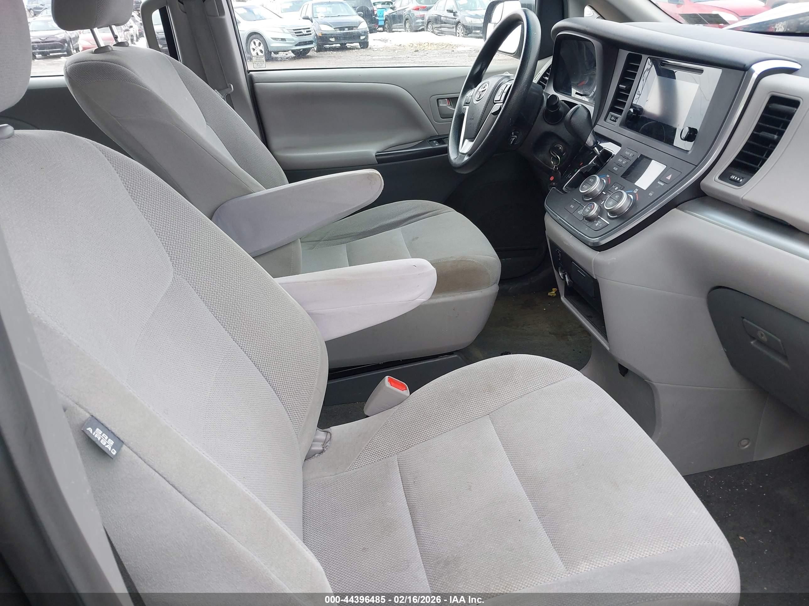TOYOTA SIENNA image 5