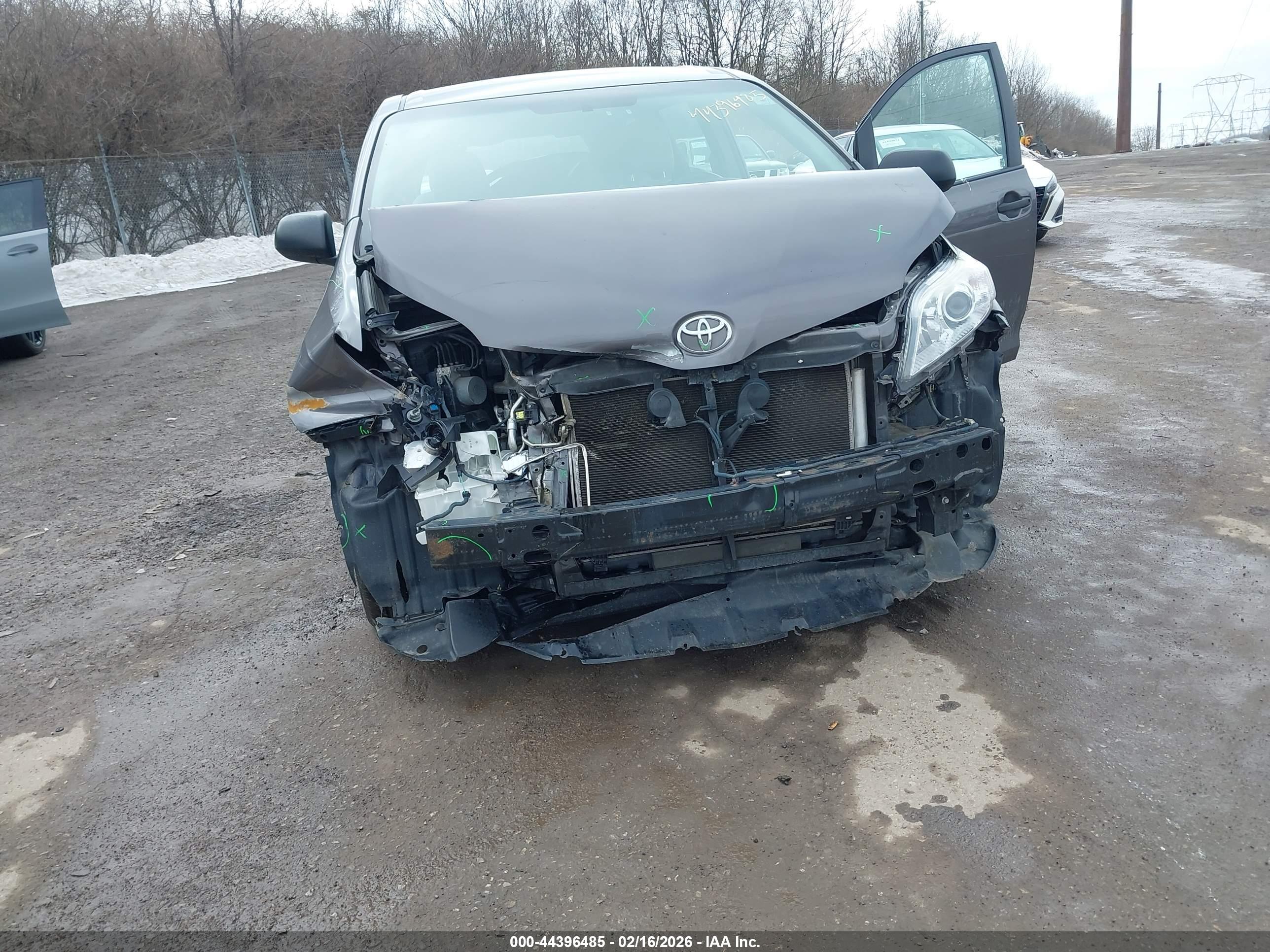 TOYOTA SIENNA image 6