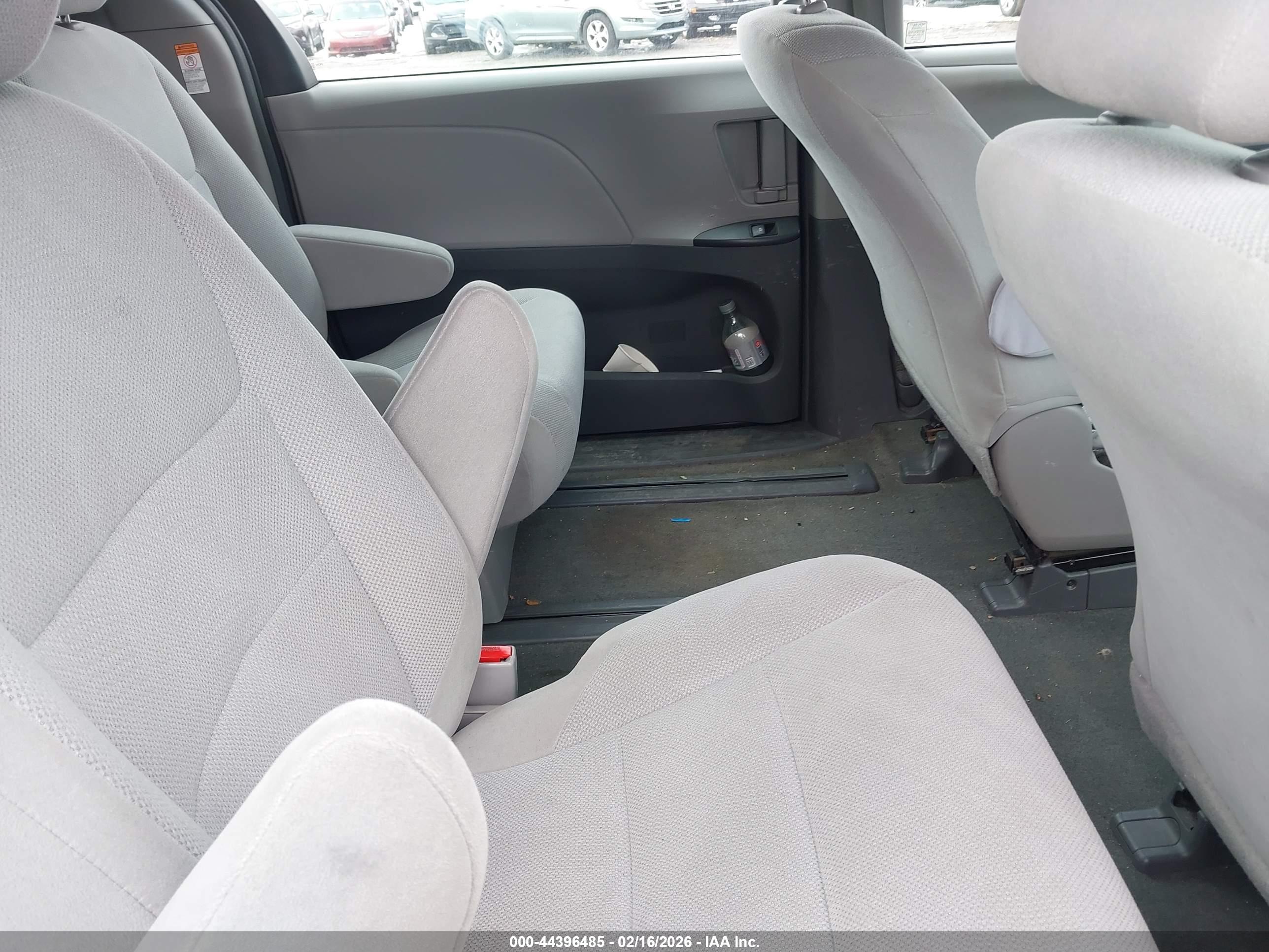 TOYOTA SIENNA image 8