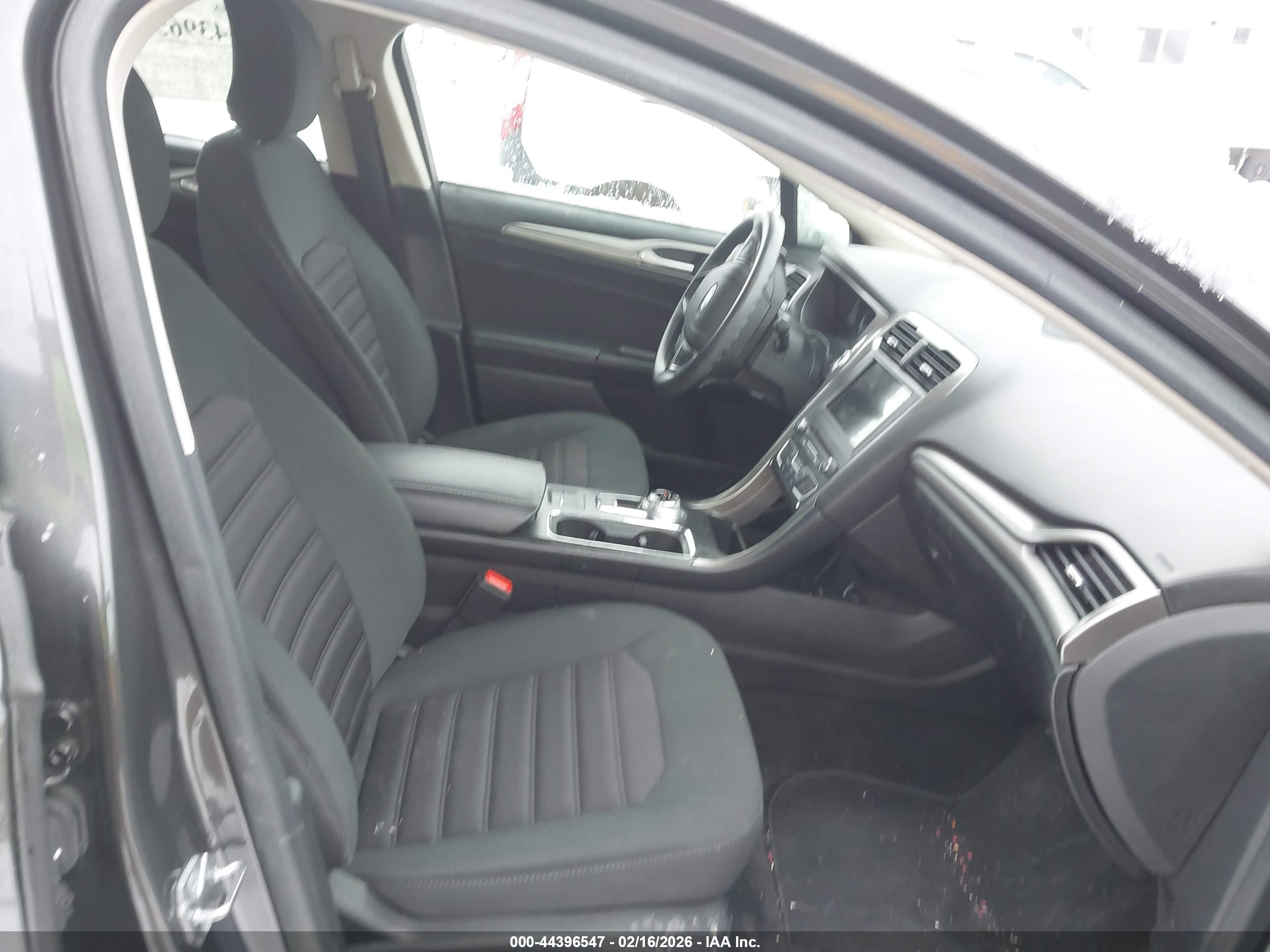 FORD FUSION image 5