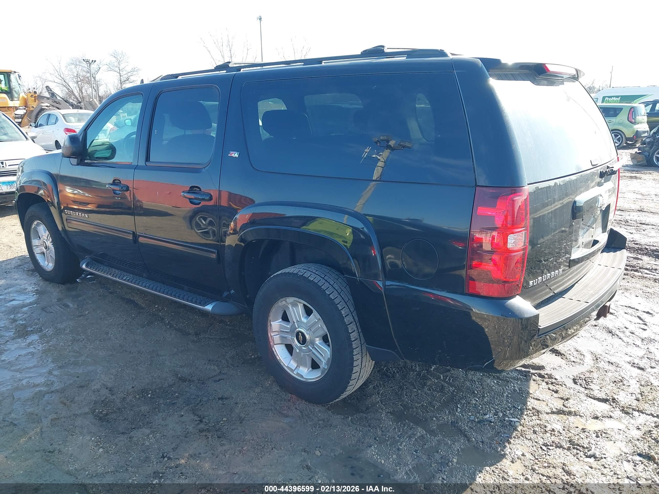 CHEVROLET SUBURBAN image 3