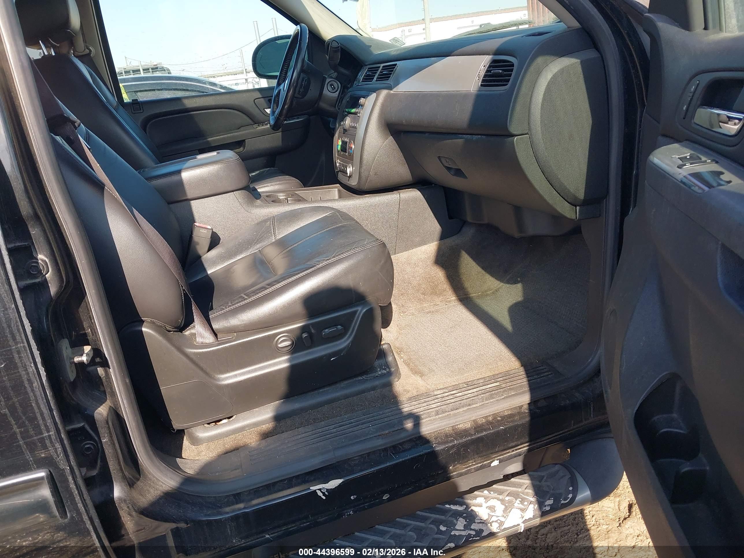 CHEVROLET SUBURBAN image 5