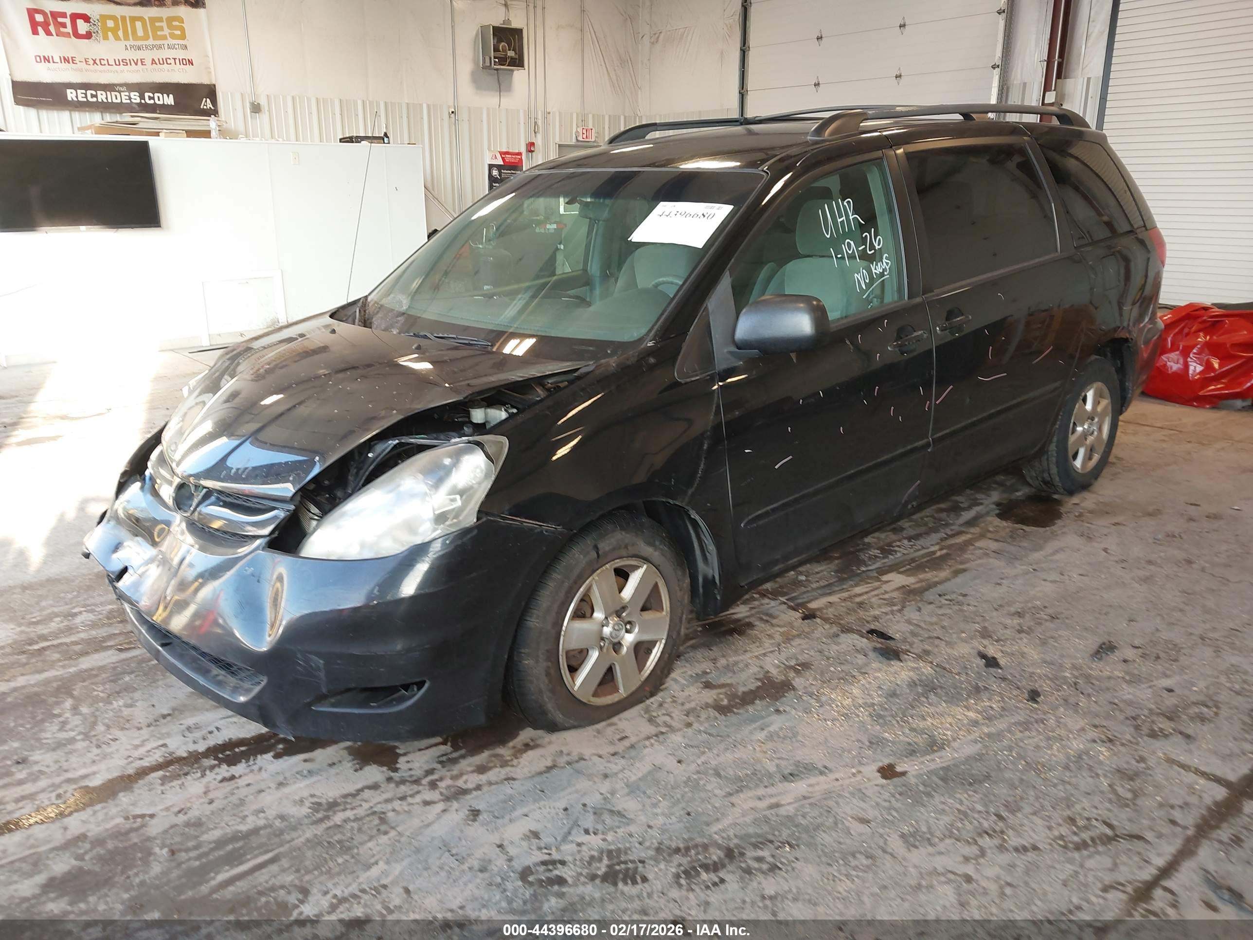 TOYOTA SIENNA image 2
