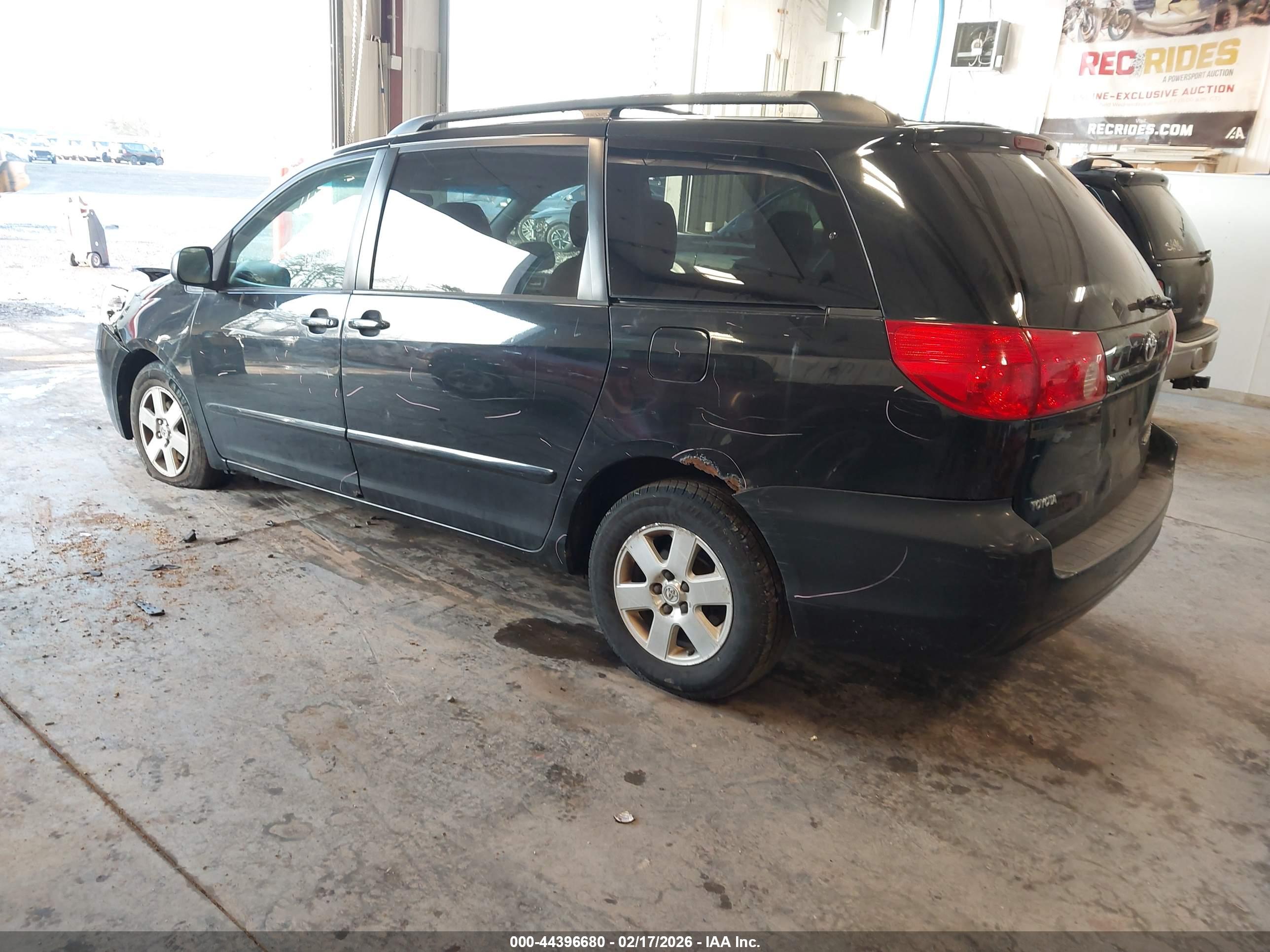 TOYOTA SIENNA image 3