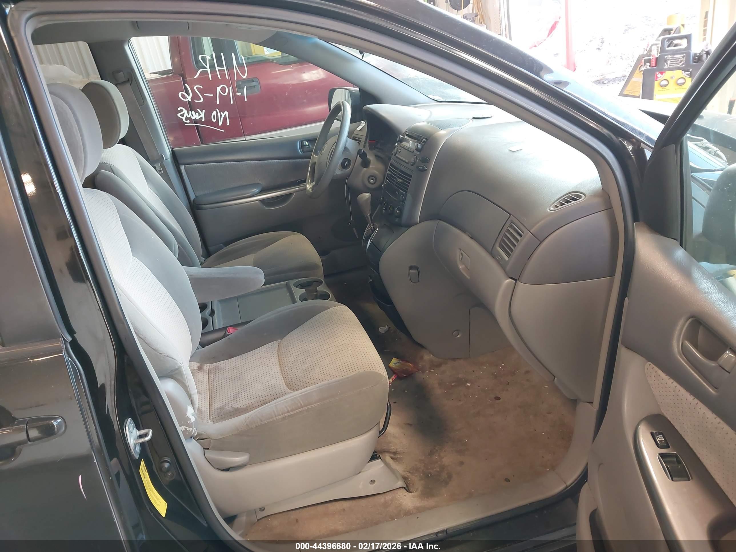 TOYOTA SIENNA image 5