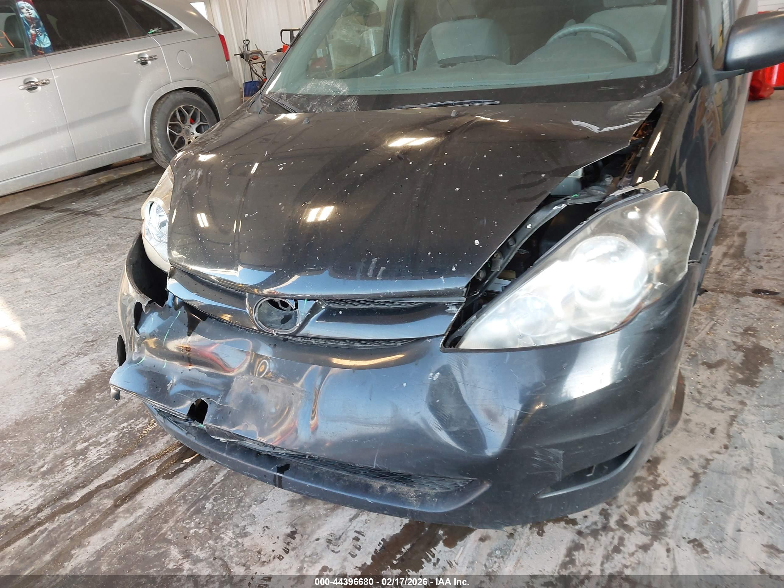 TOYOTA SIENNA image 6