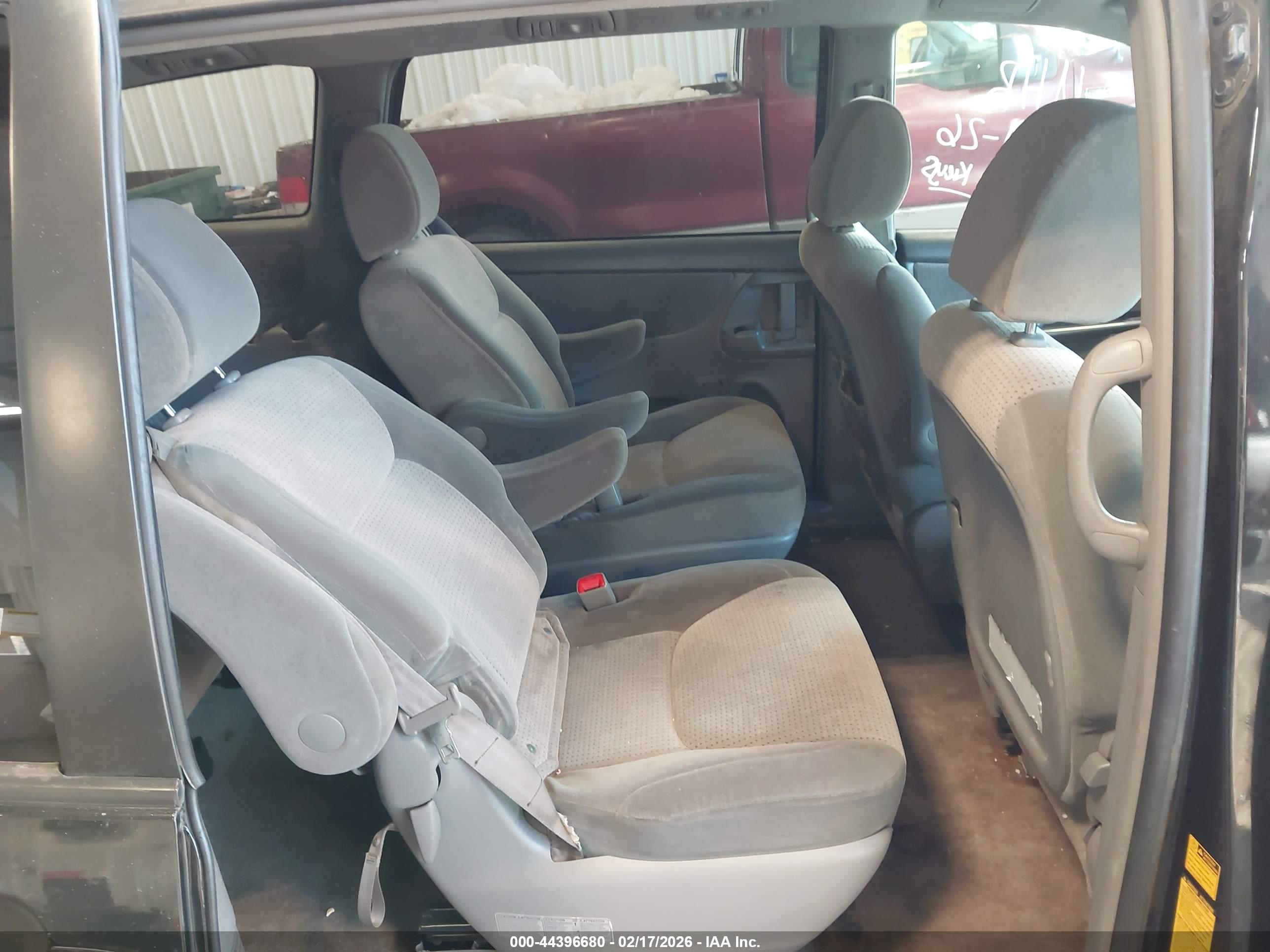 TOYOTA SIENNA image 8