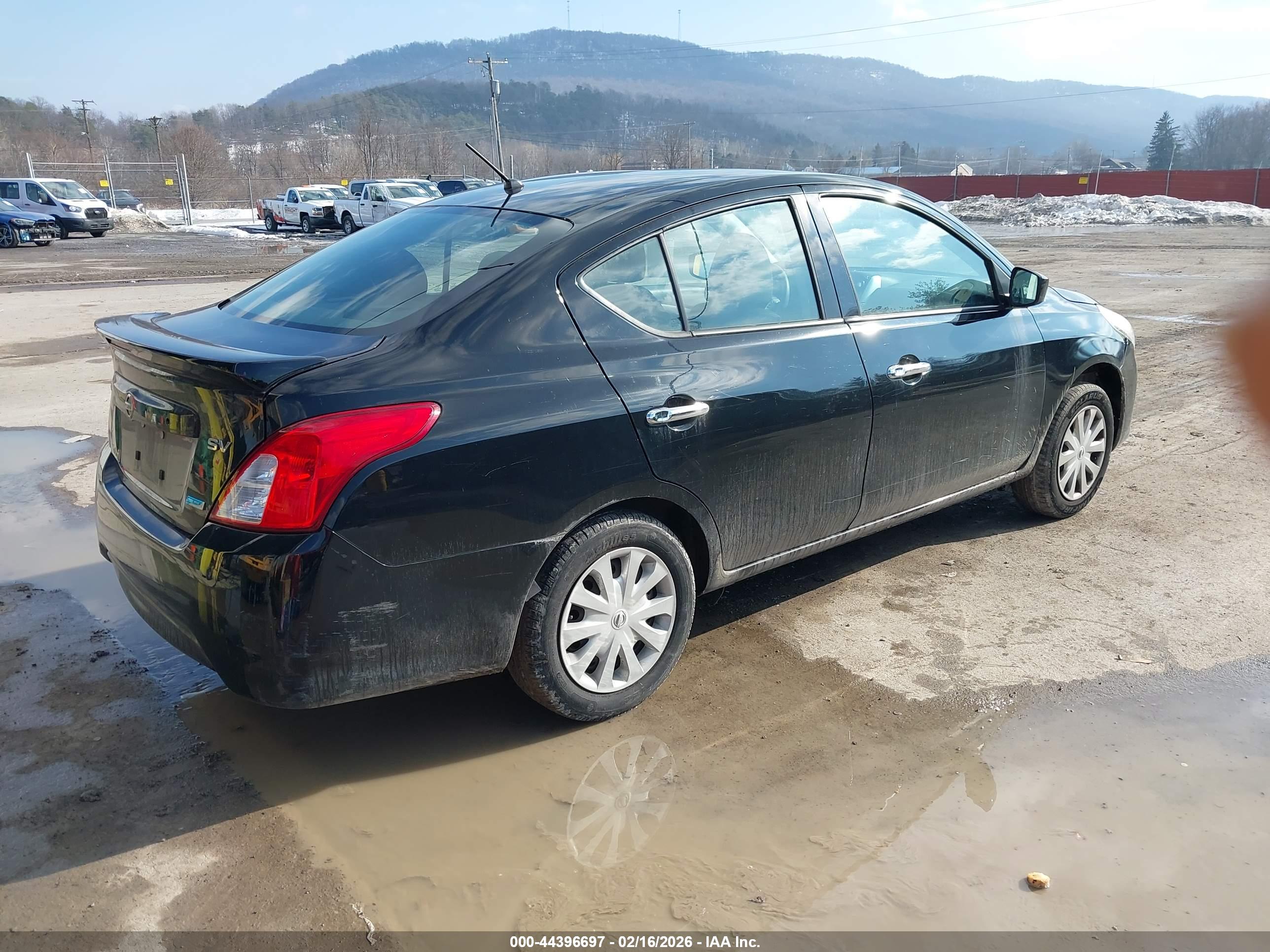 NISSAN VERSA image 4