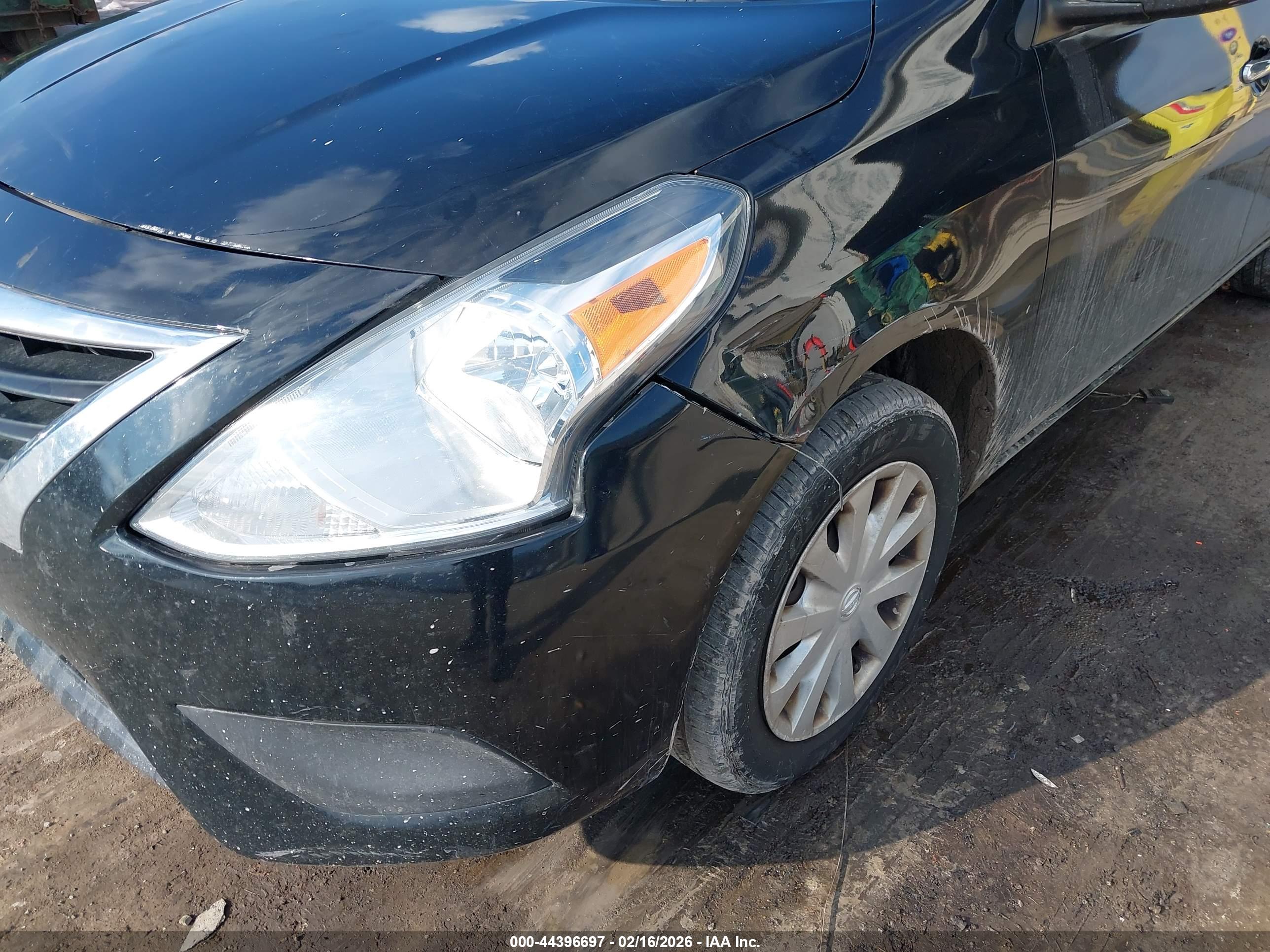 NISSAN VERSA image 6