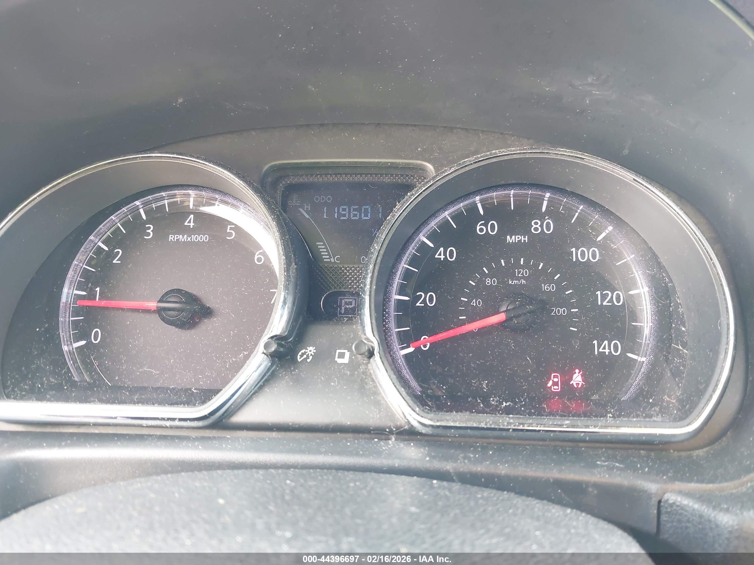 NISSAN VERSA image 7