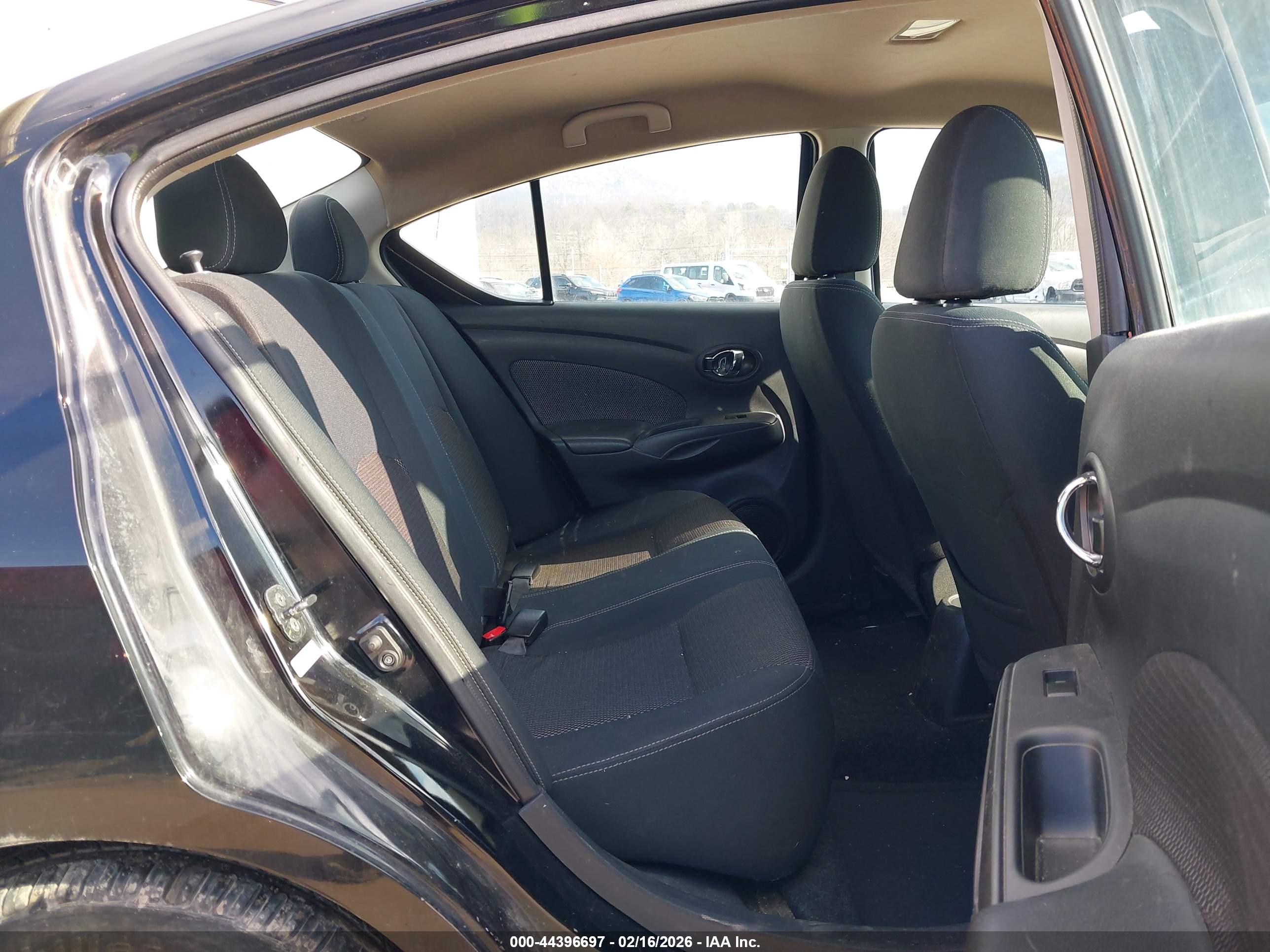 NISSAN VERSA image 8