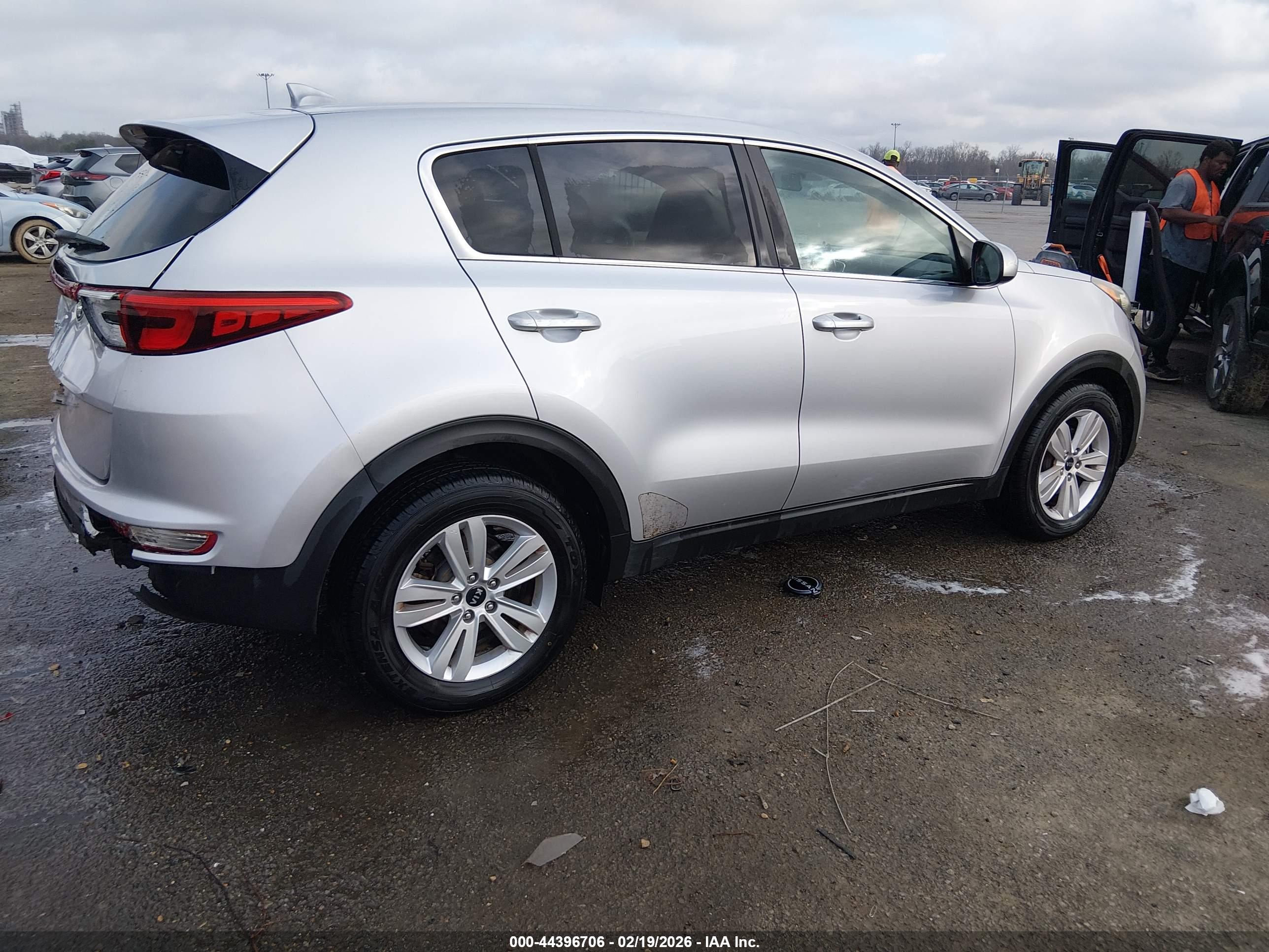 KIA SPORTAGE image 4