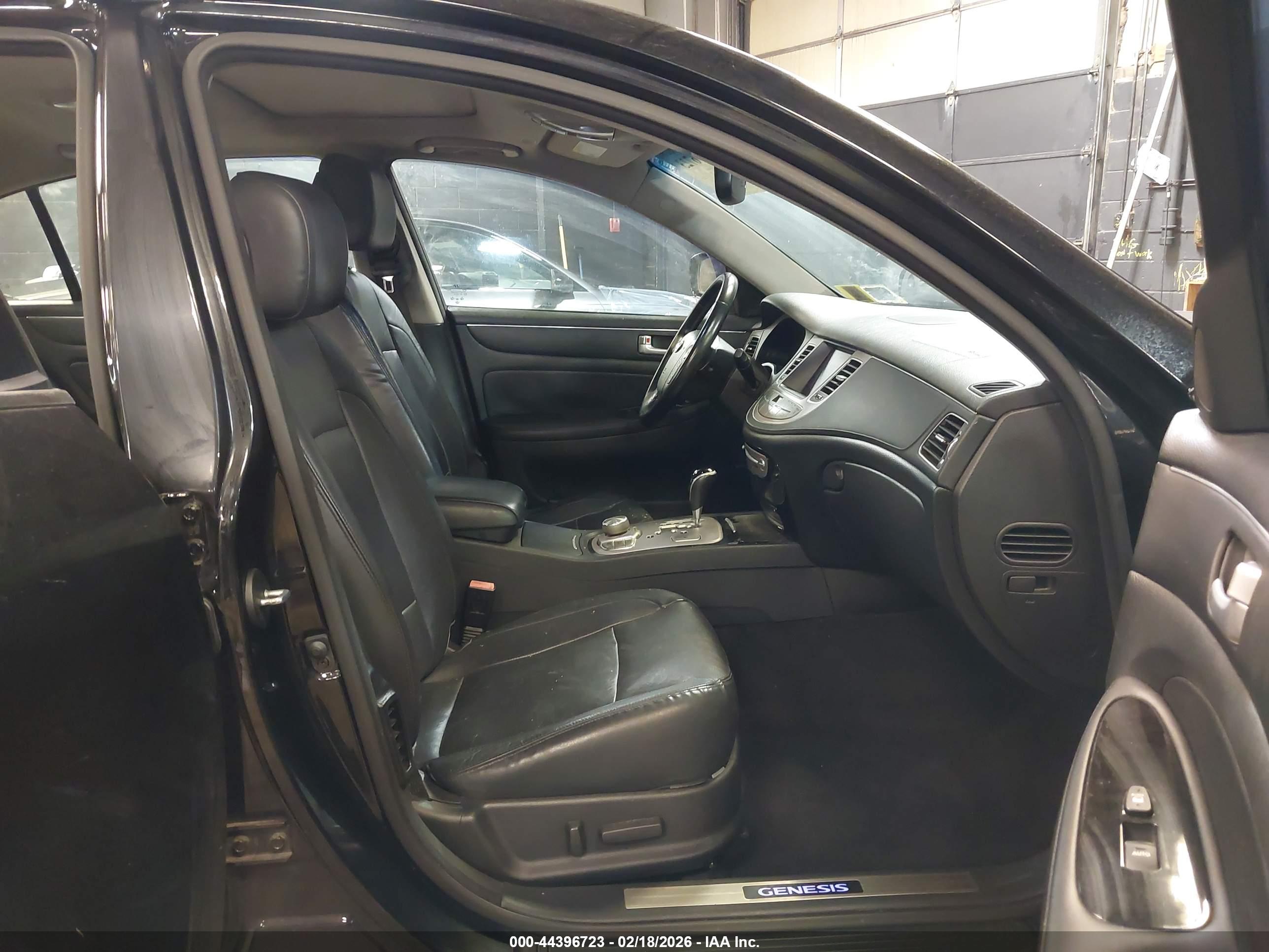 HYUNDAI GENESIS image 5