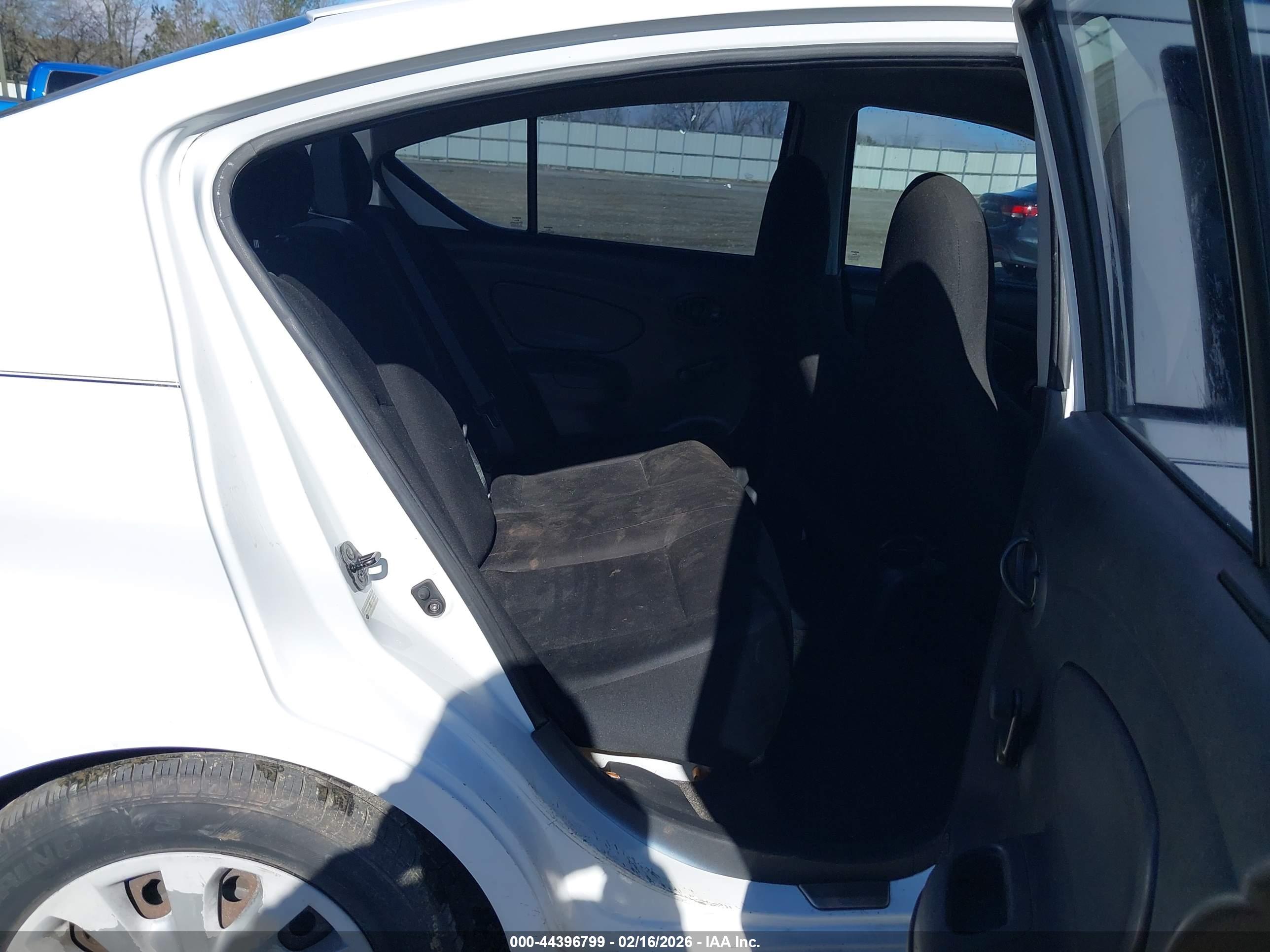 NISSAN VERSA image 8