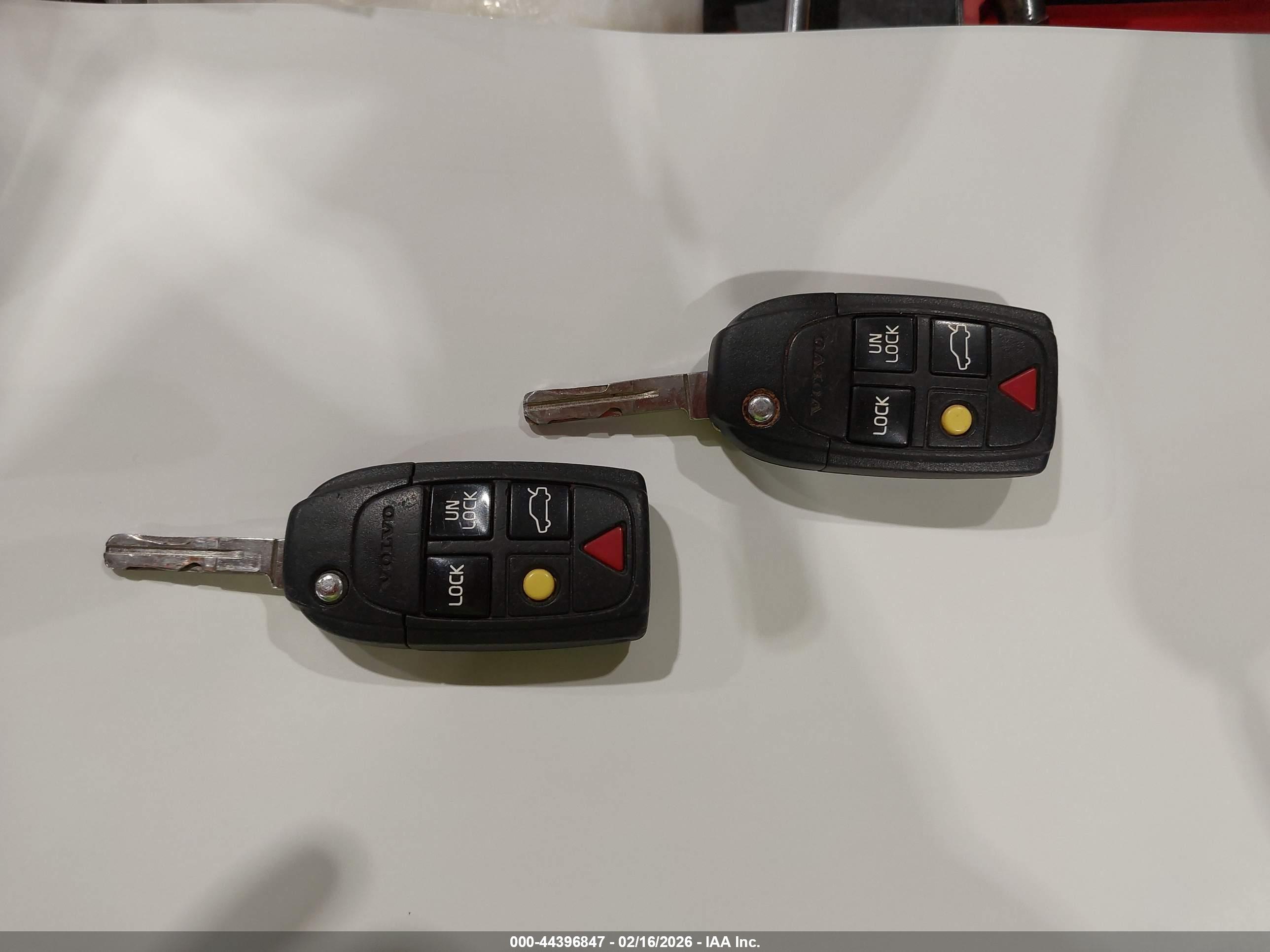 VOLVO XC70 image 11