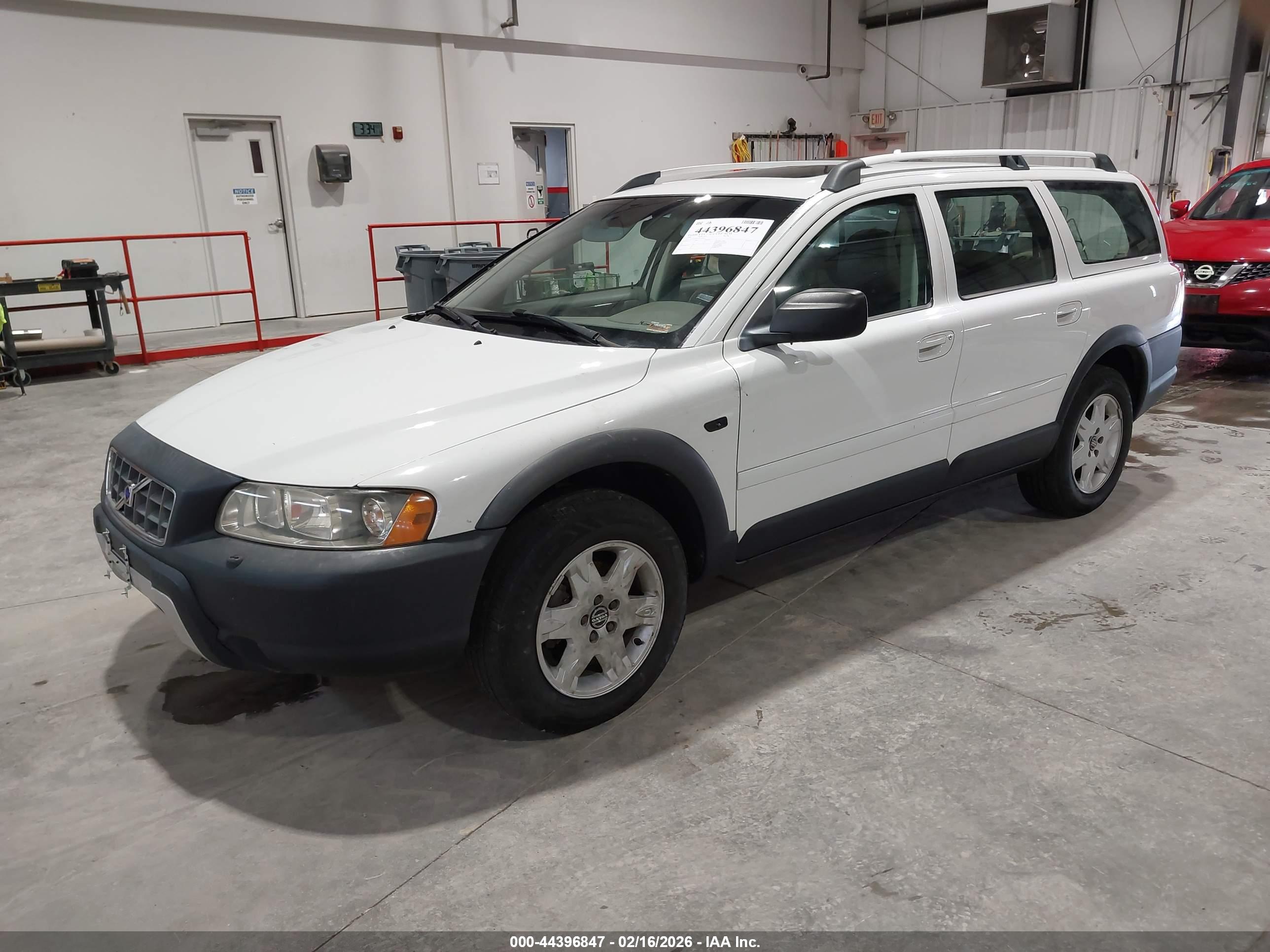 VOLVO XC70 image 2