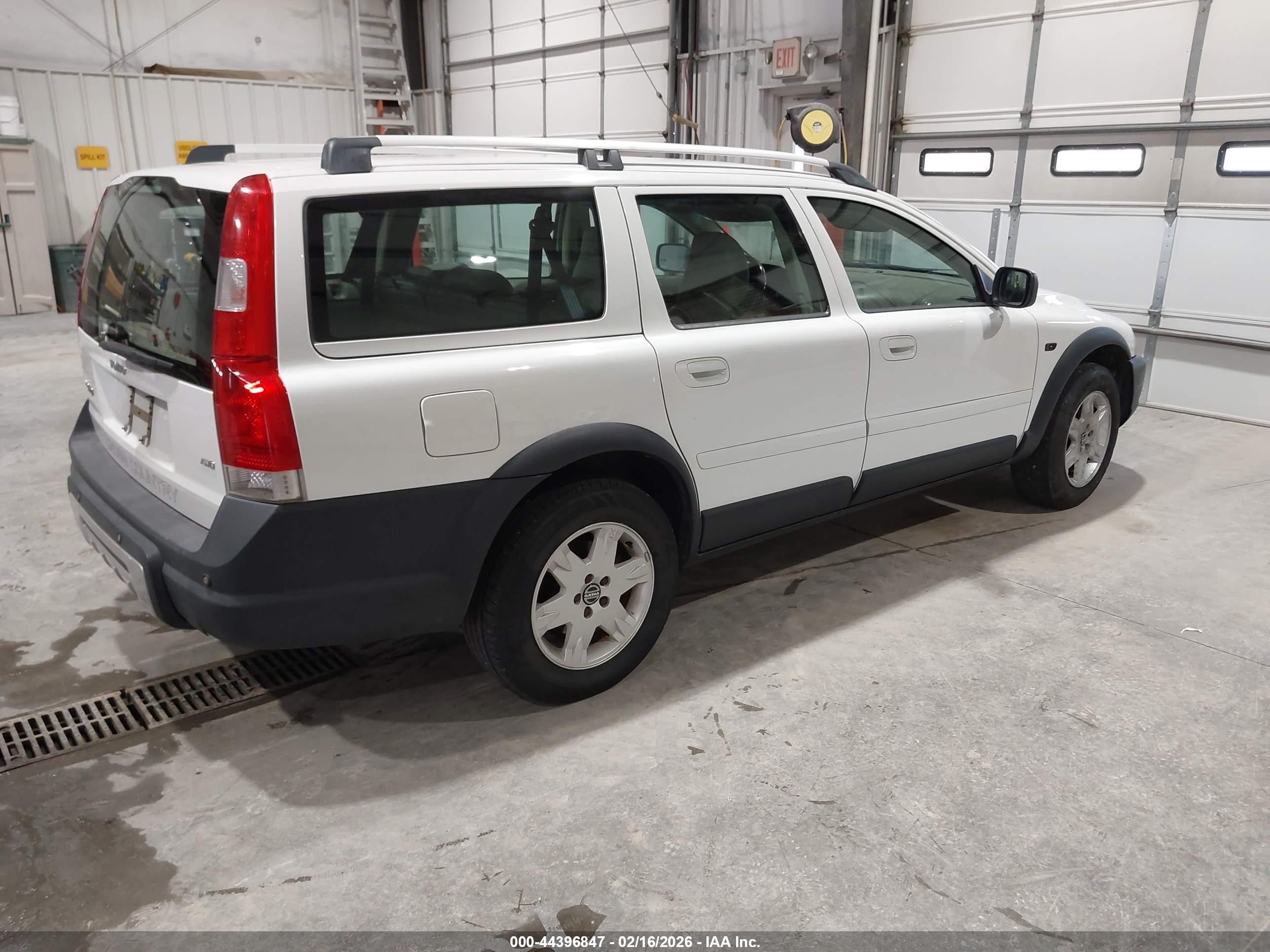 VOLVO XC70 image 4