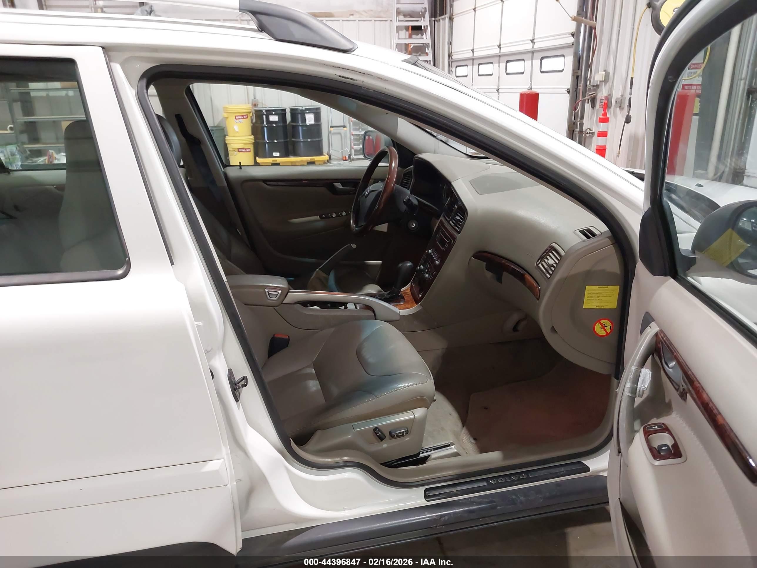 VOLVO XC70 image 5
