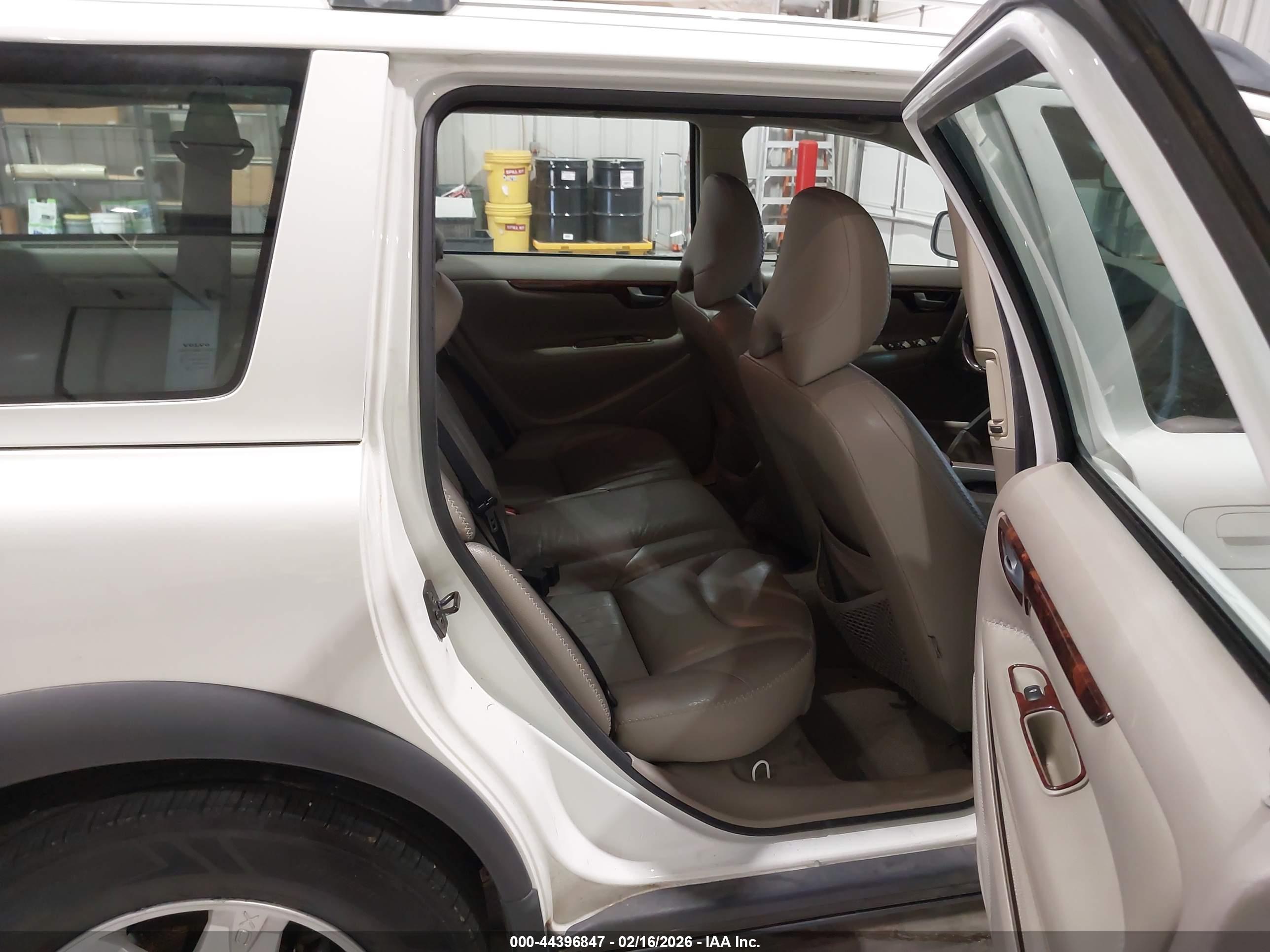 VOLVO XC70 image 8