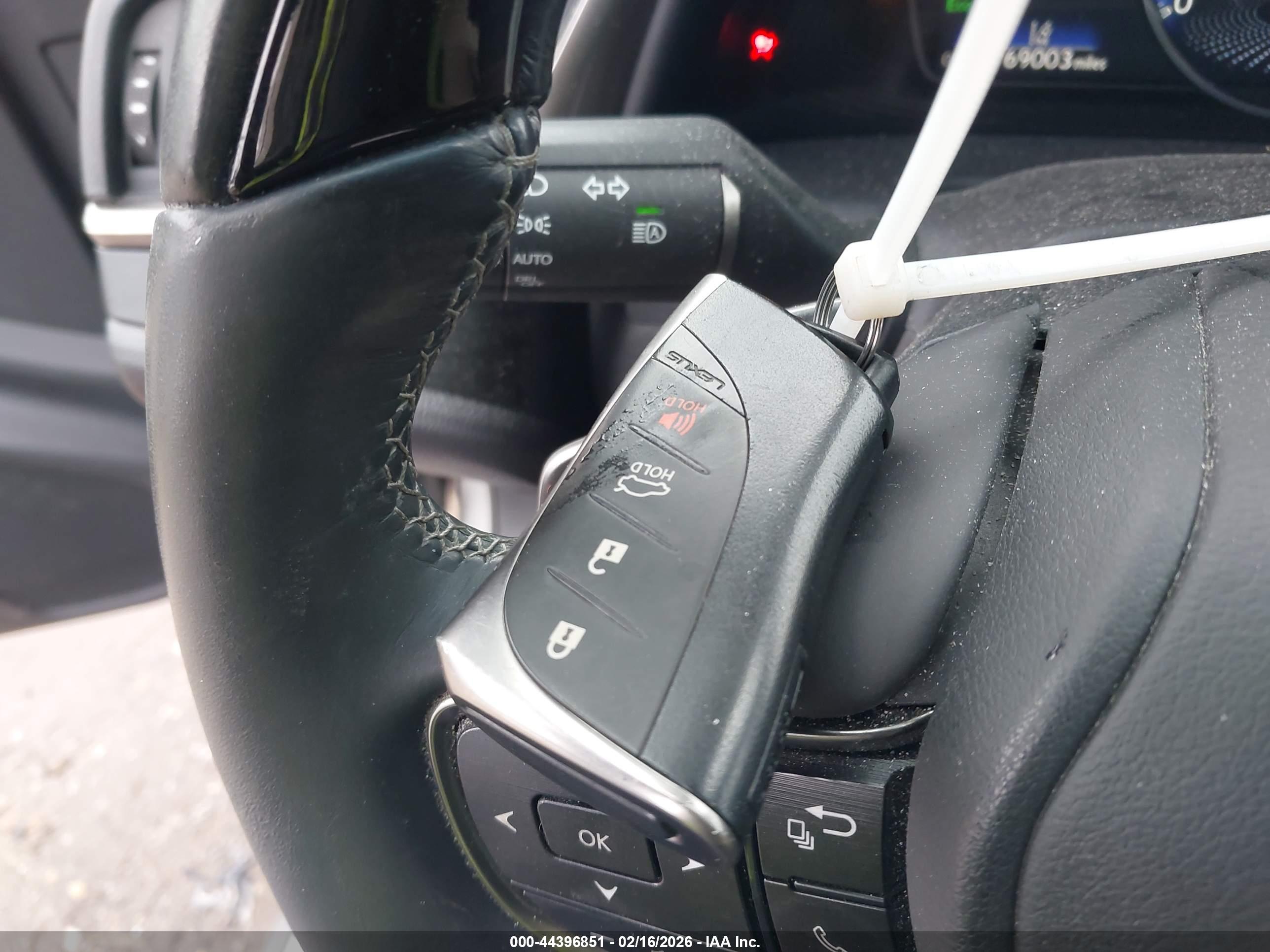 LEXUS ES image 11