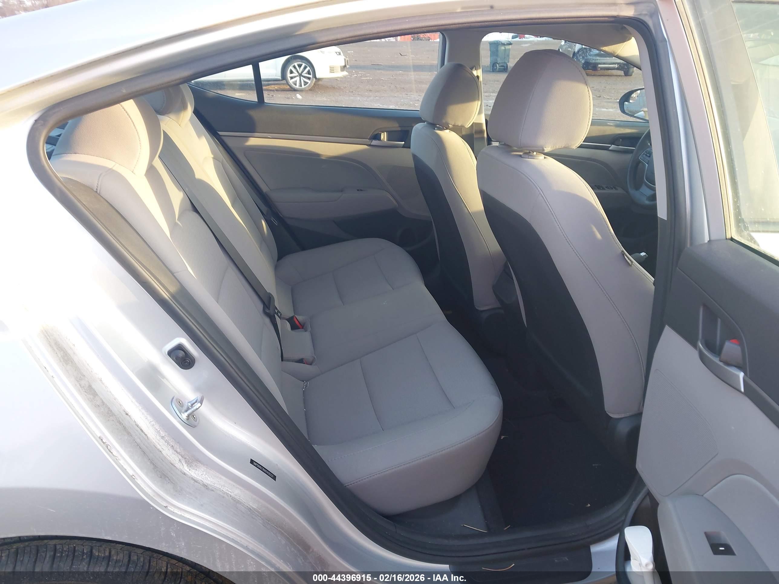 HYUNDAI ELANTRA image 8