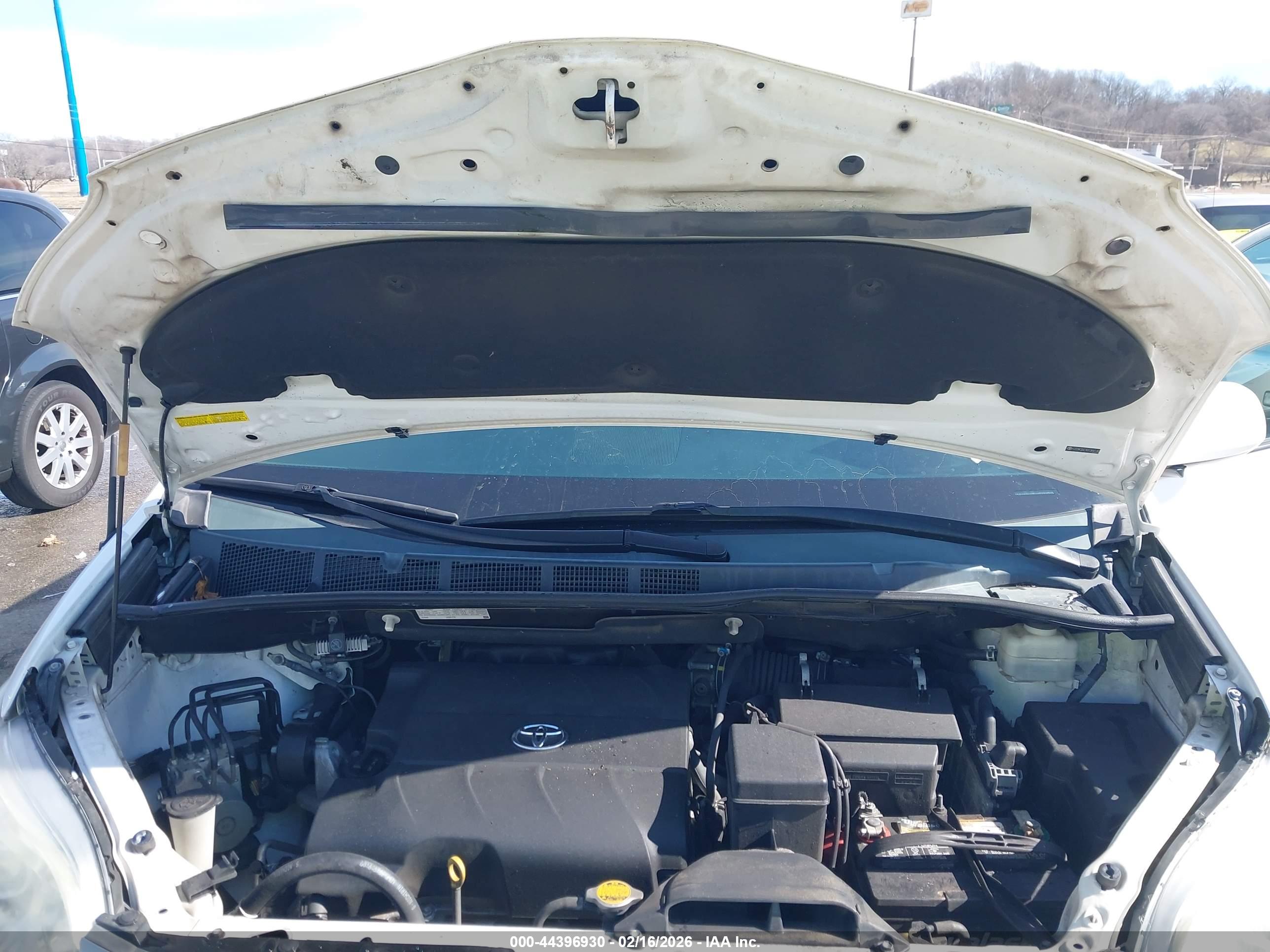 TOYOTA SIENNA image 10