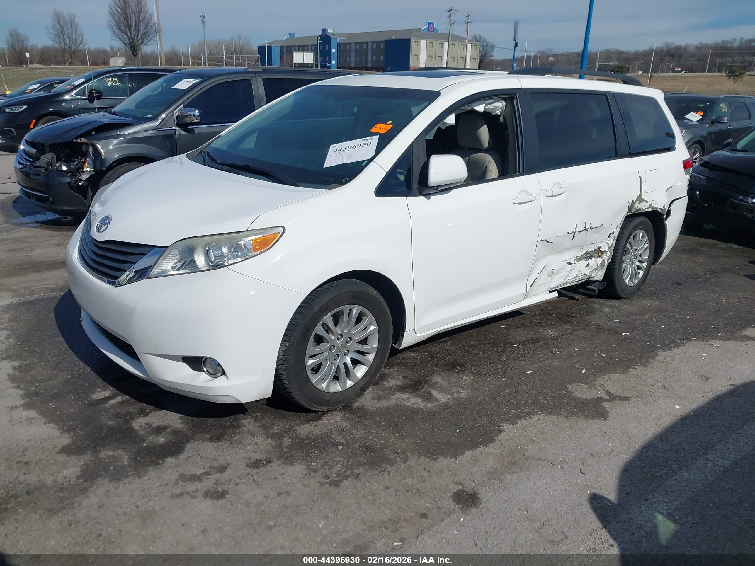TOYOTA SIENNA image 2