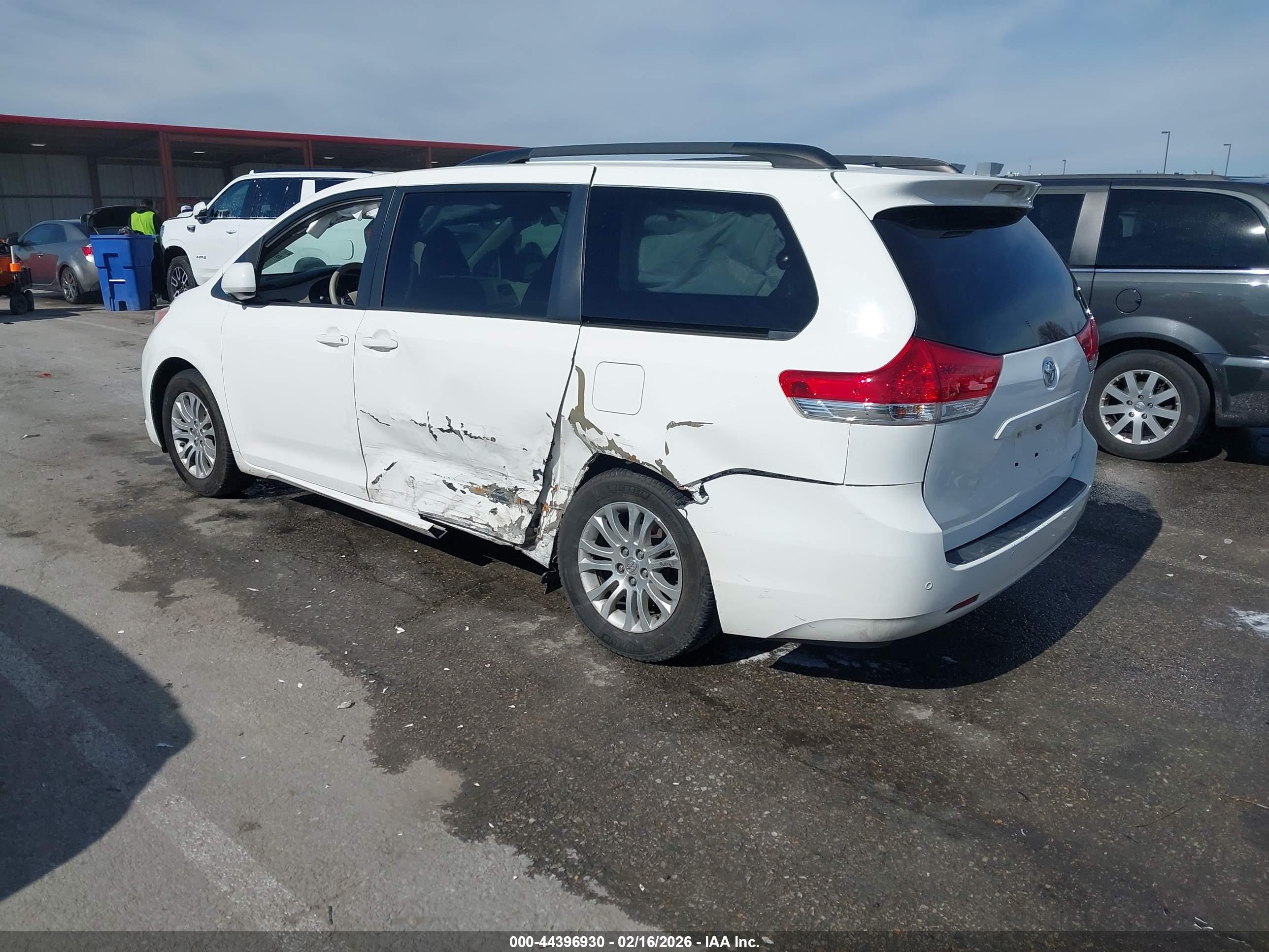 TOYOTA SIENNA image 3
