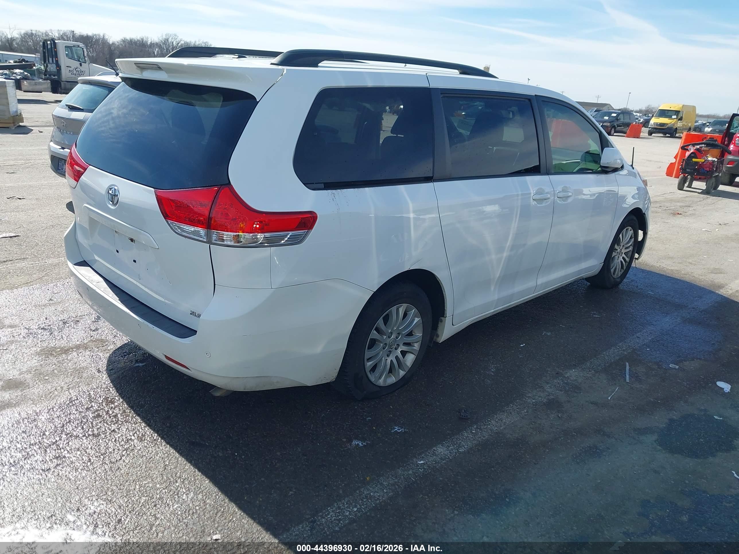 TOYOTA SIENNA image 4