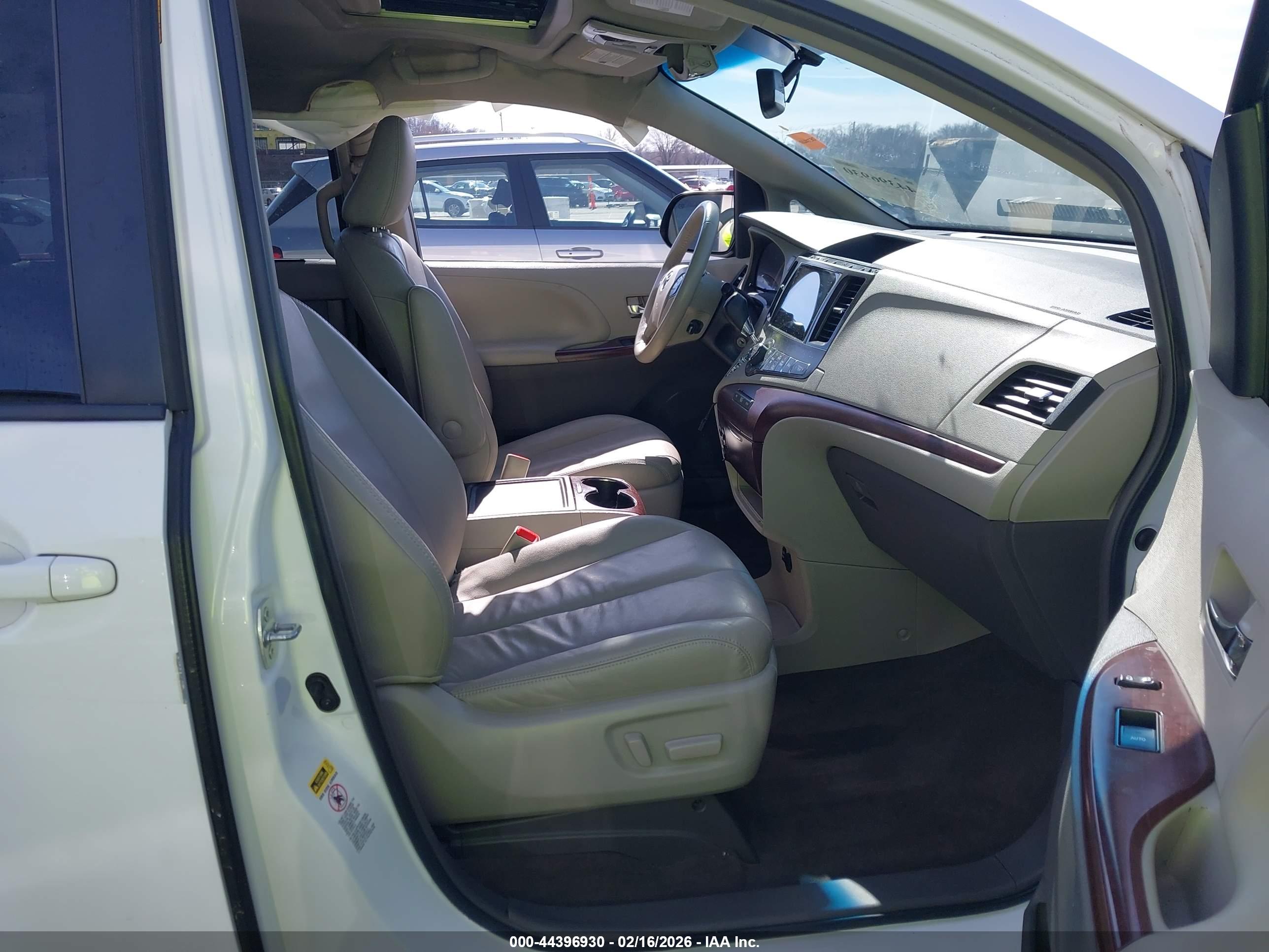 TOYOTA SIENNA image 5
