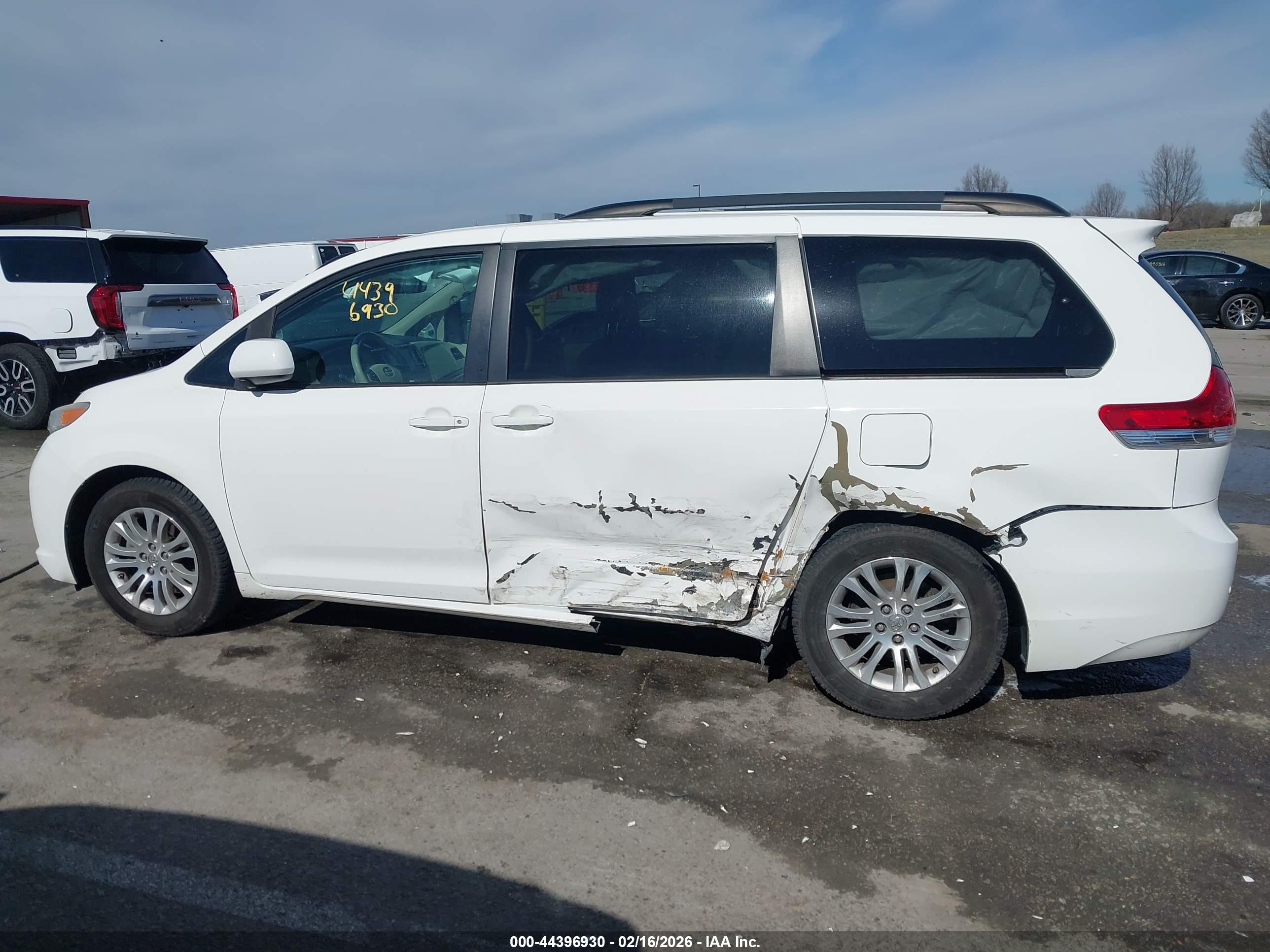 TOYOTA SIENNA image 6