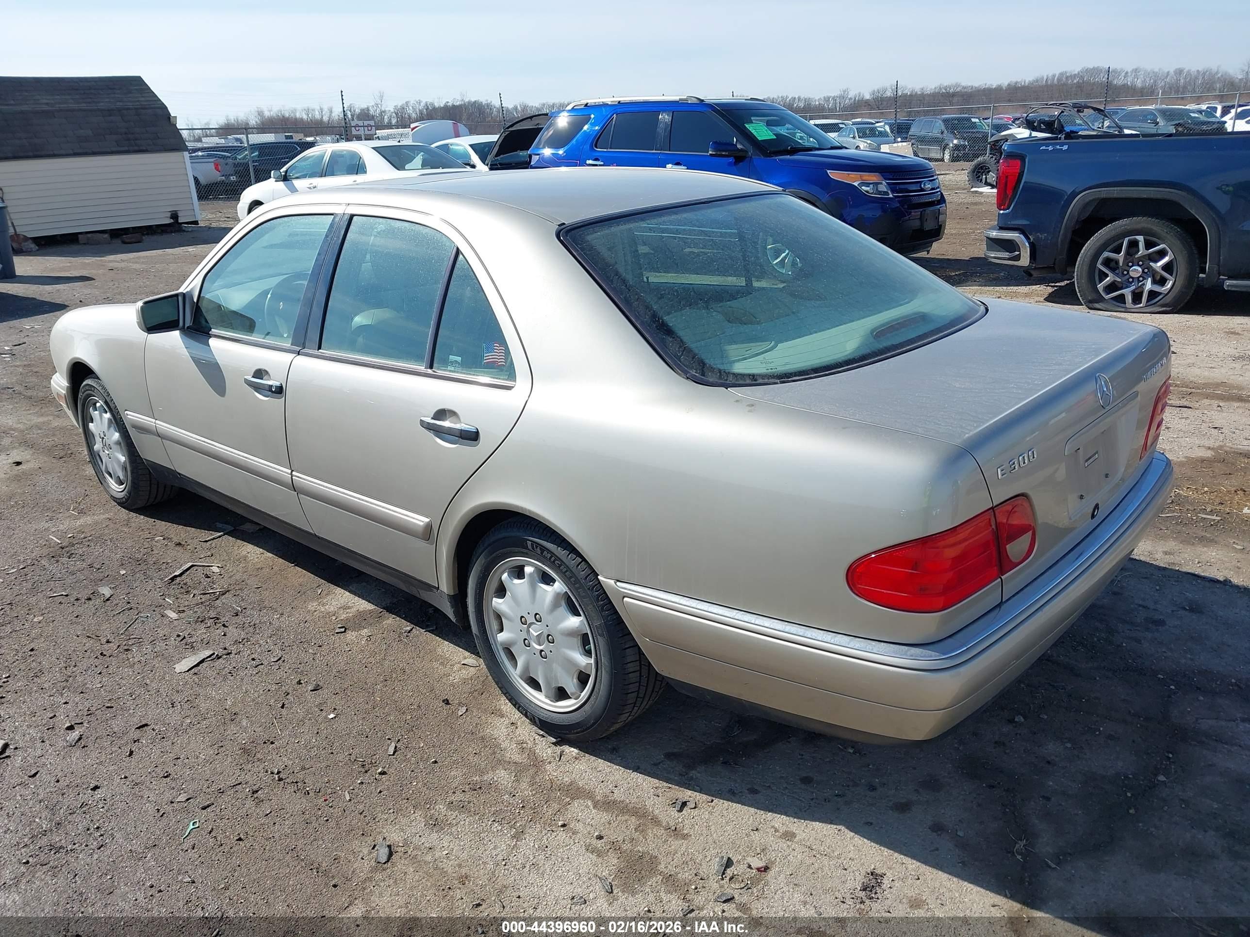 MERCEDES-BENZ E image 3