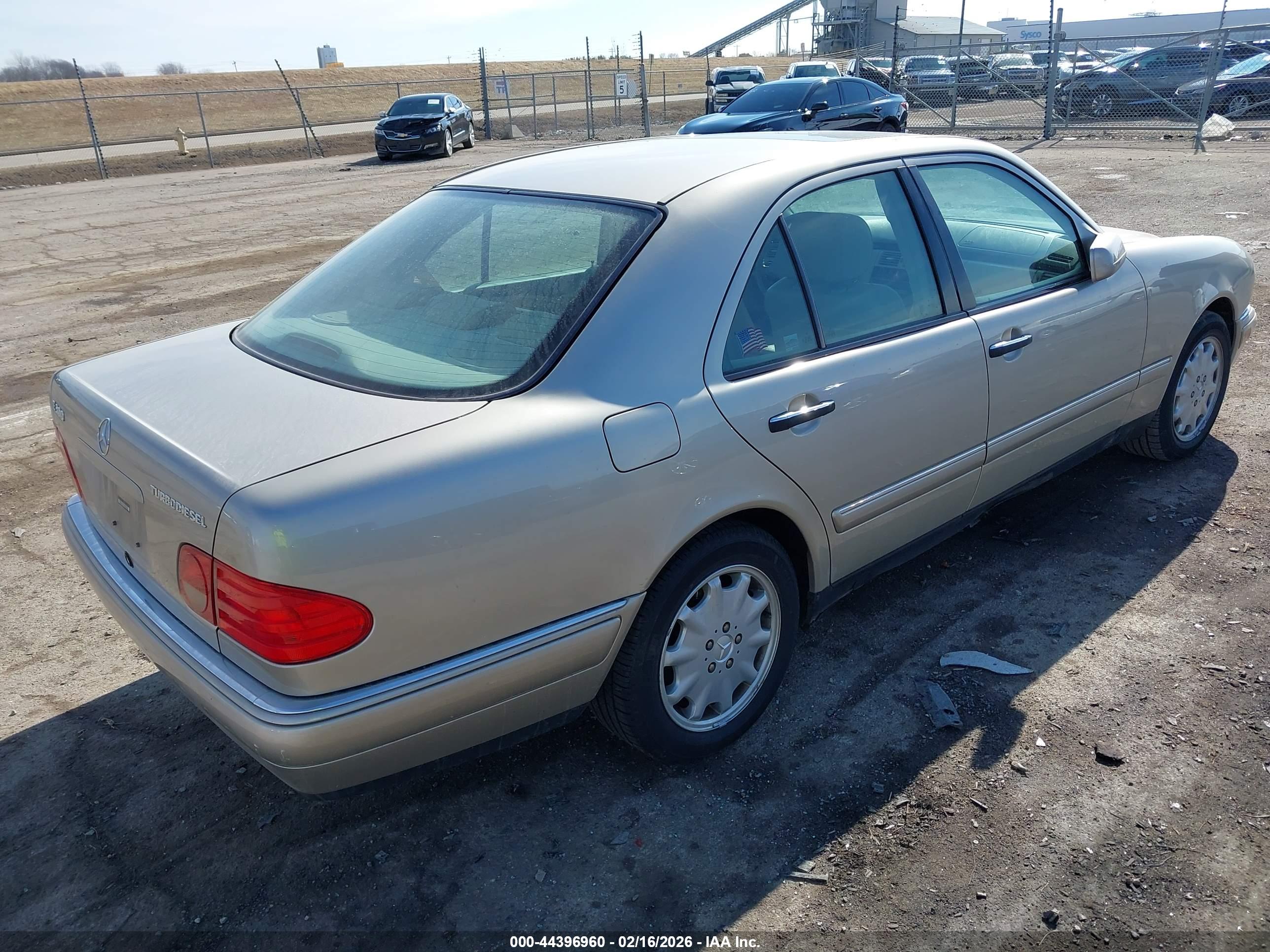 MERCEDES-BENZ E image 4