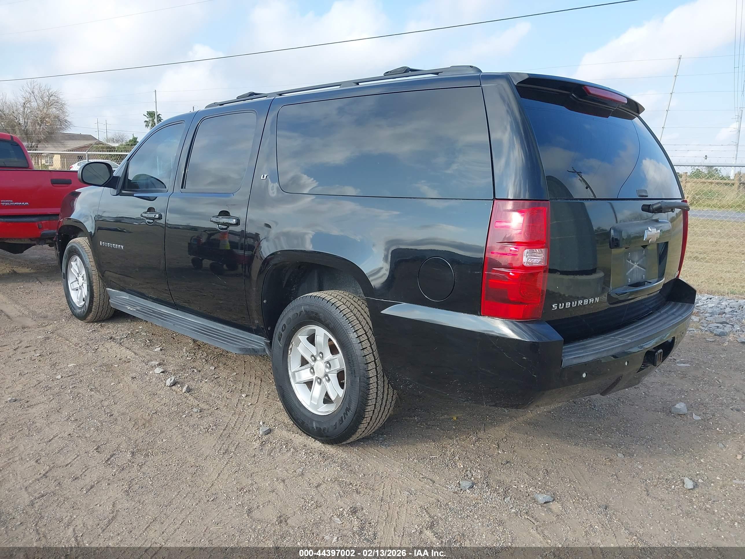 CHEVROLET SUBURBAN image 3