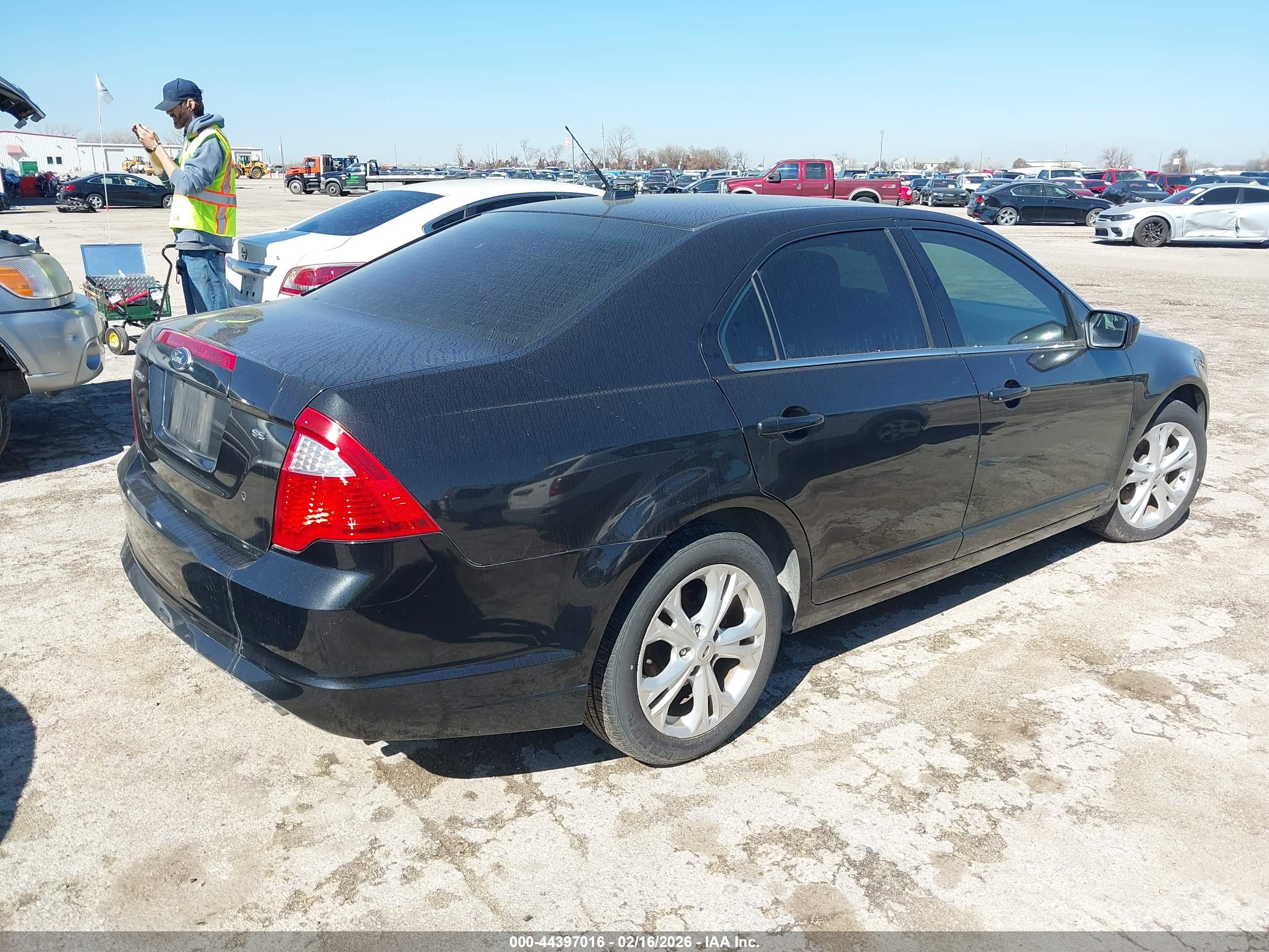 FORD FUSION image 4
