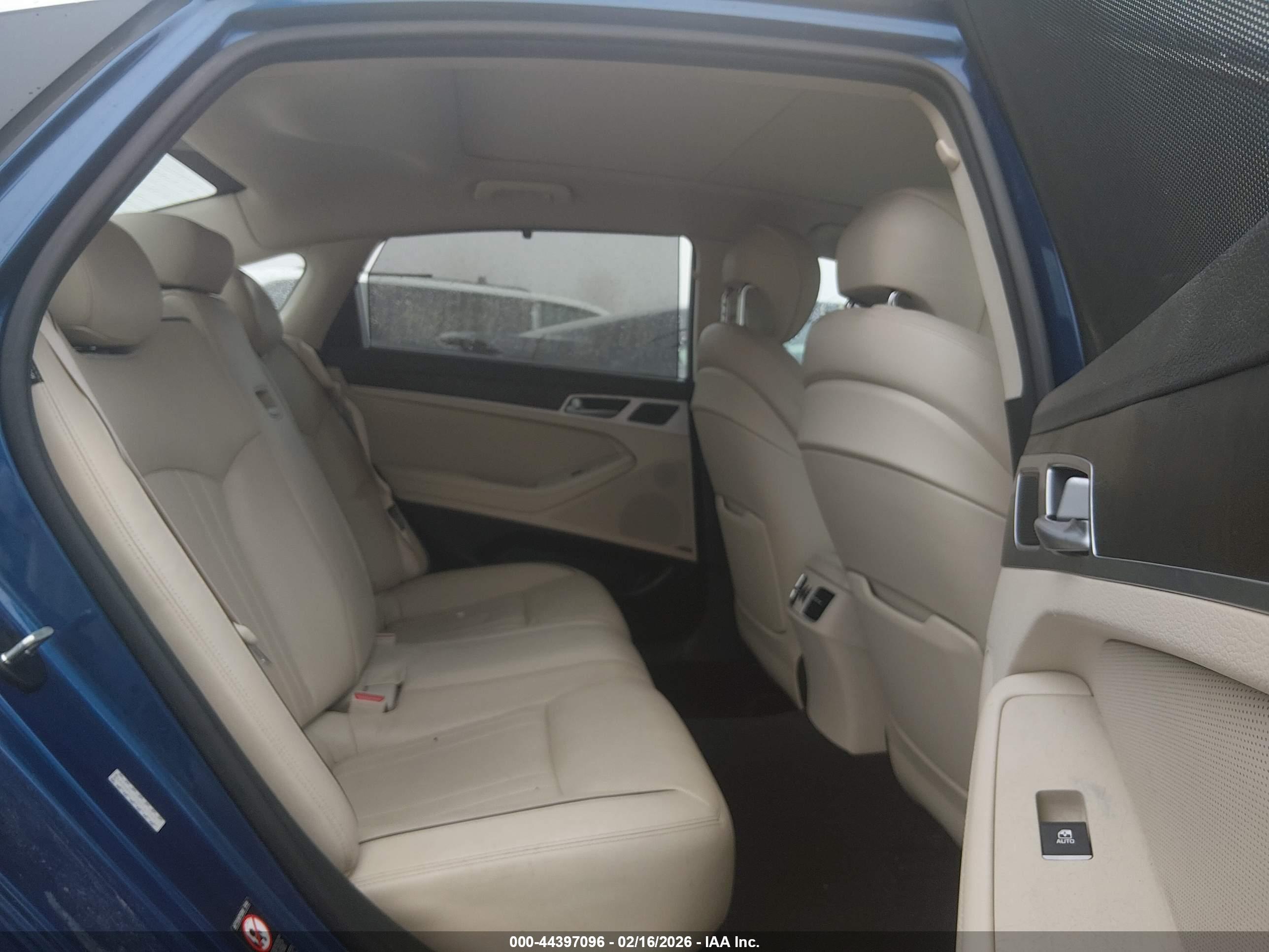 HYUNDAI GENESIS image 8