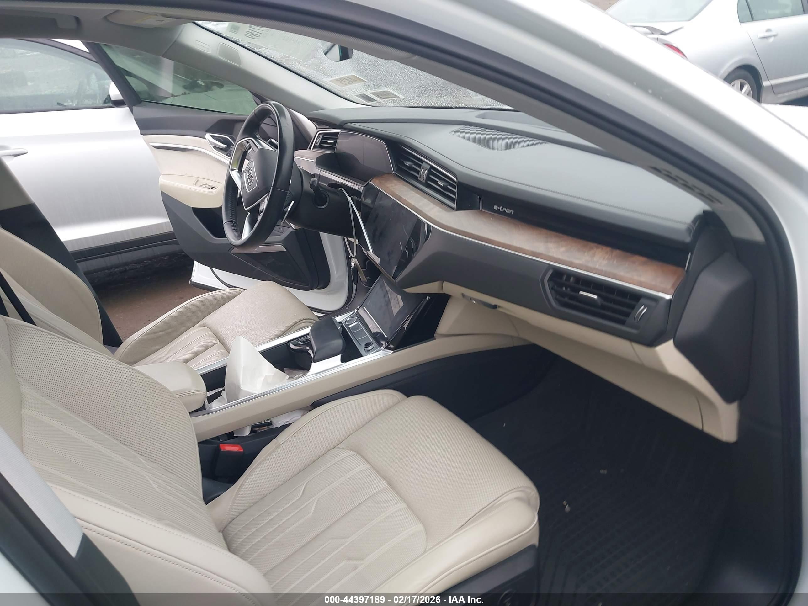 AUDI E-TRON image 5