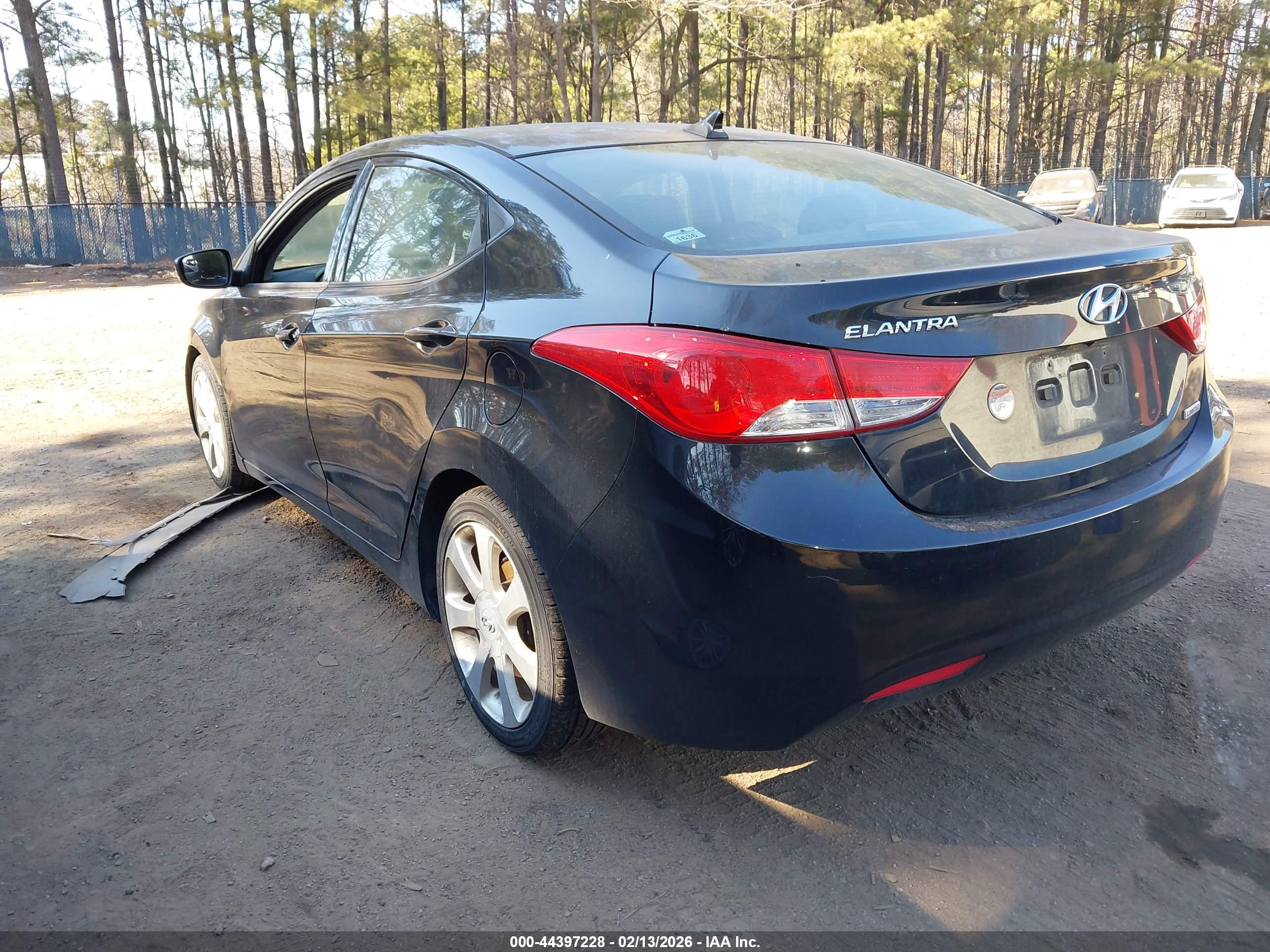 HYUNDAI ELANTRA image 3
