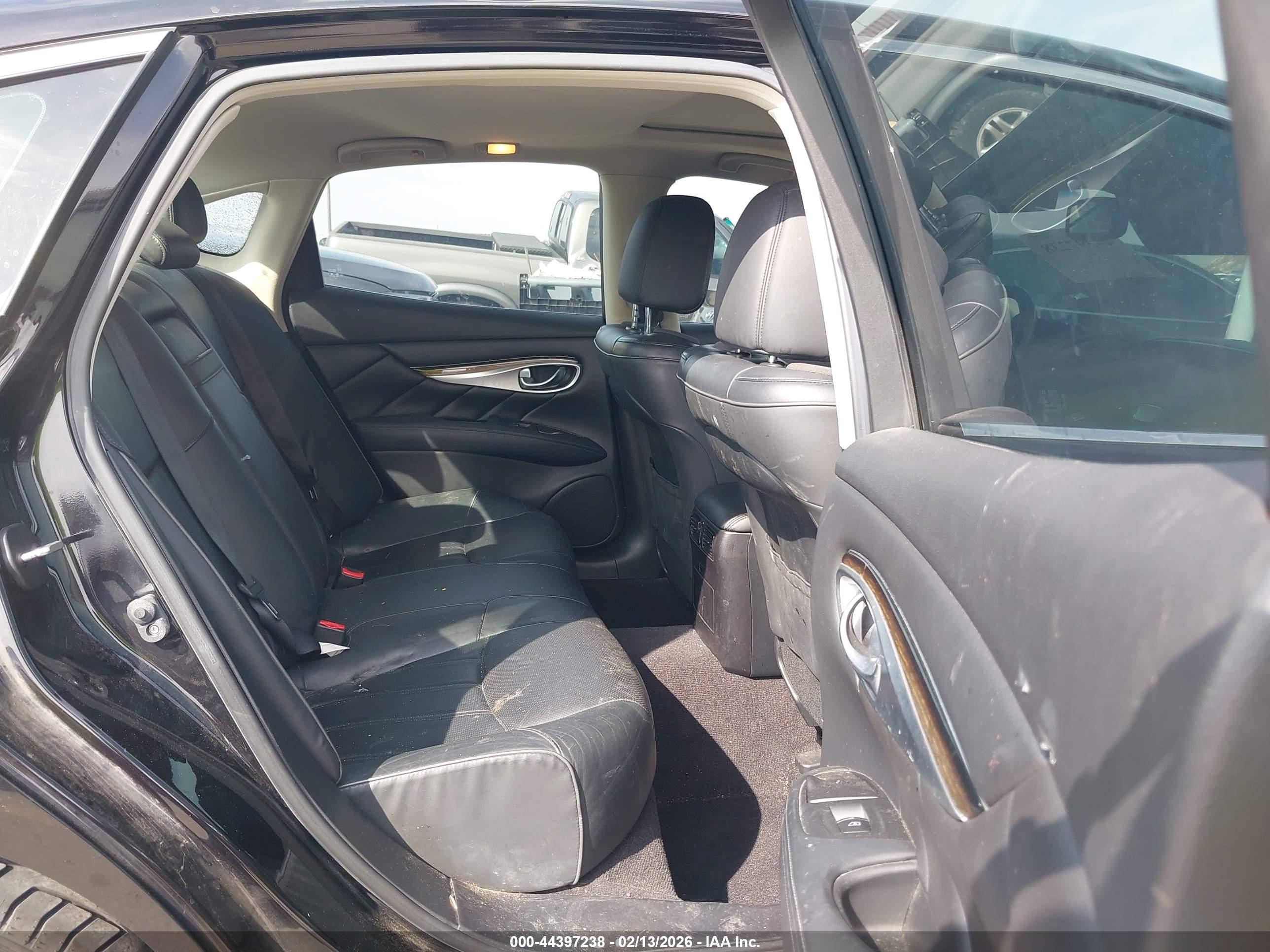 INFINITI Q70 image 8