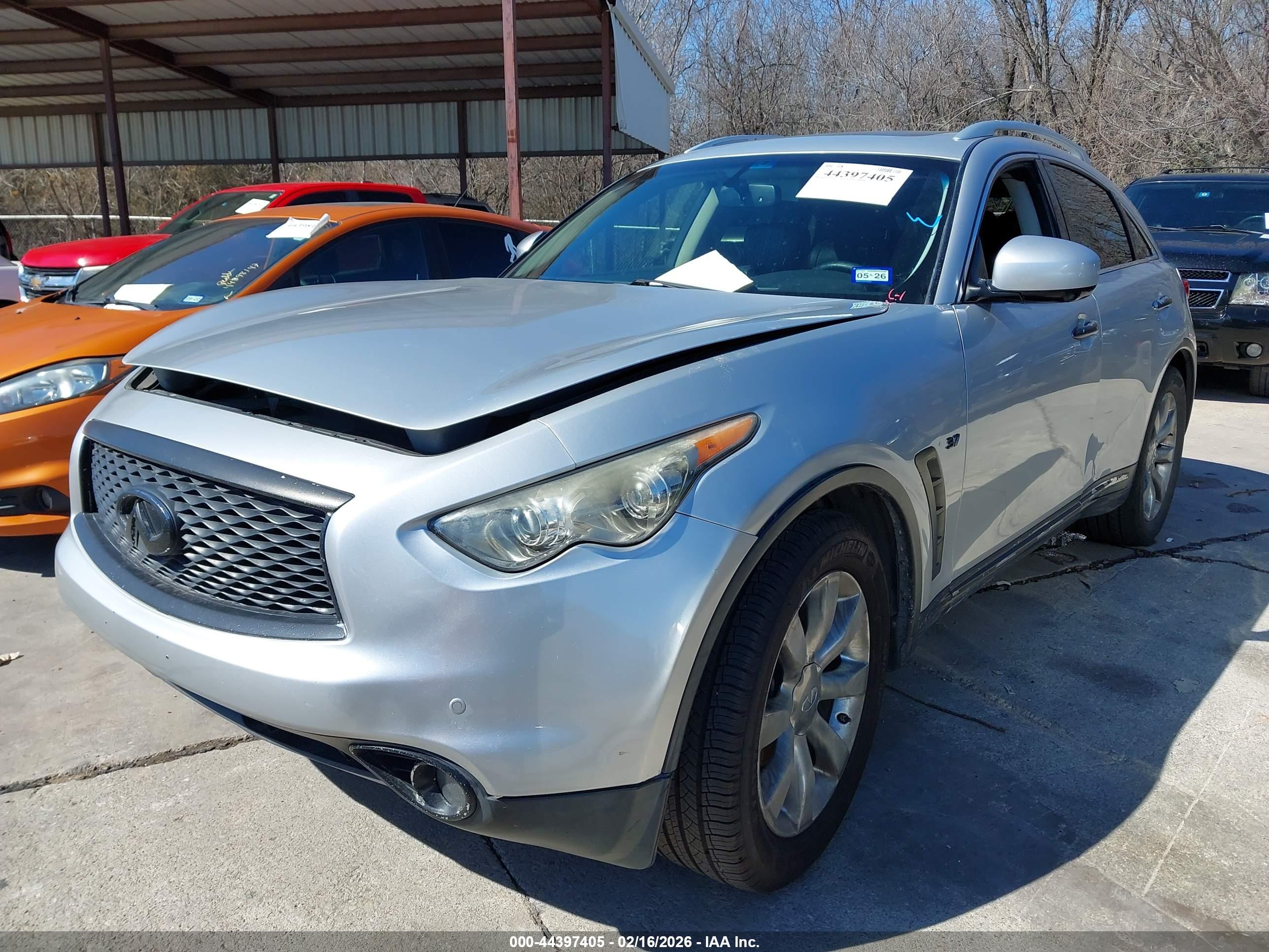 INFINITI QX70 image 2